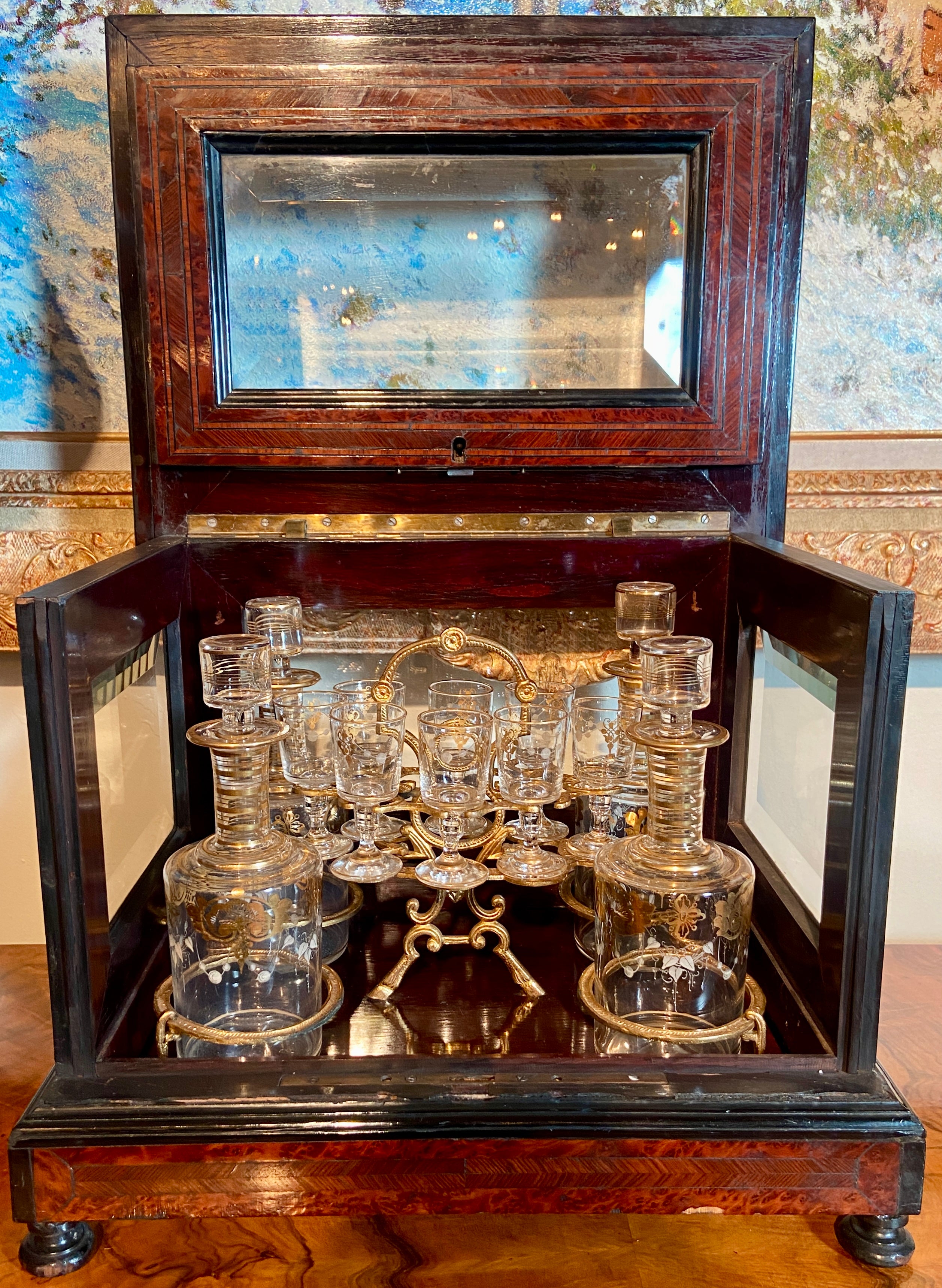 Ancienne liqueur française en bois de violette et cristal taillé, vers 1890.
Intérieur ajusté avec des articles en cristal gravé à l'or.