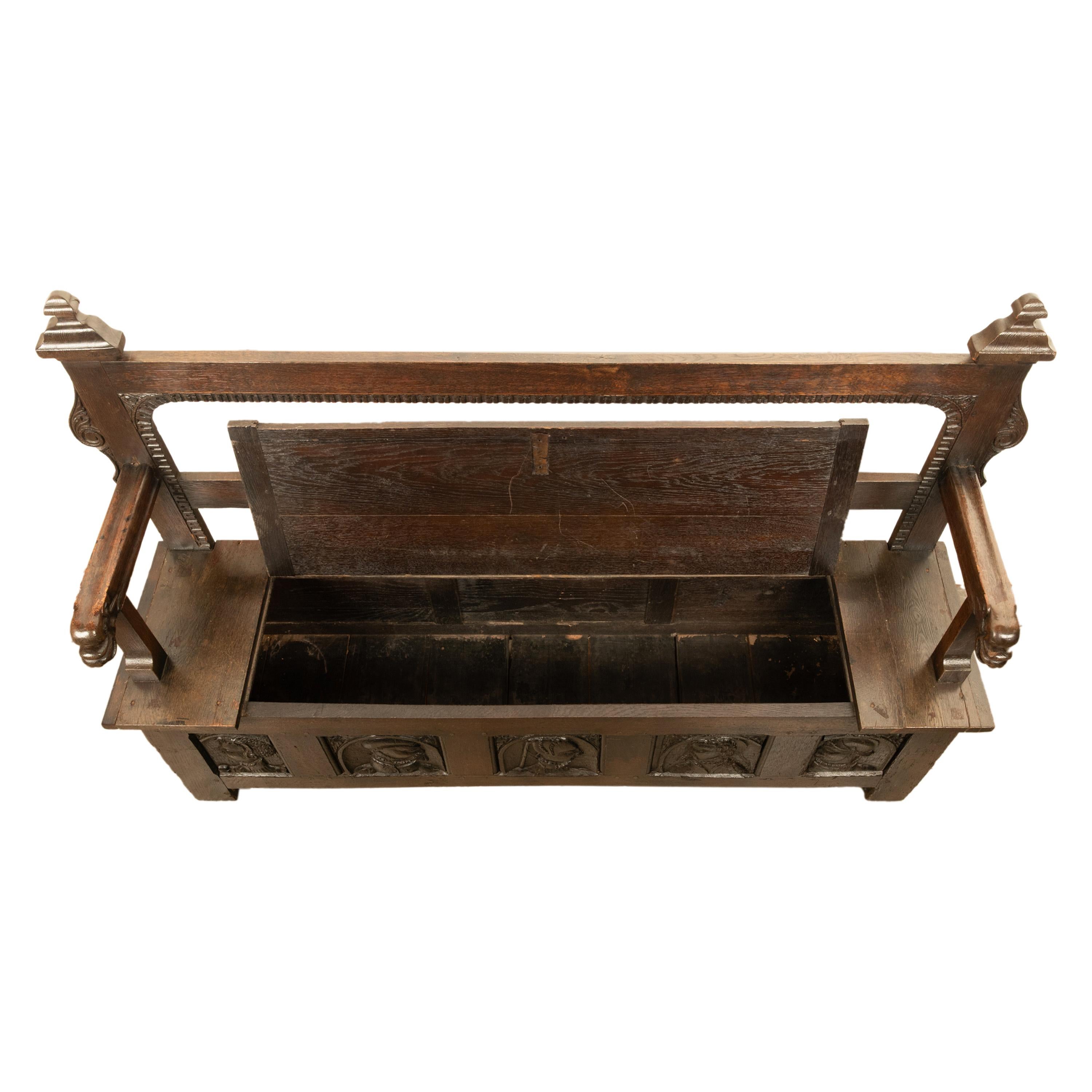 Banc français ancien en chêne sculpté avec panneaux de portrait du 16e siècle 1560 en vente 2