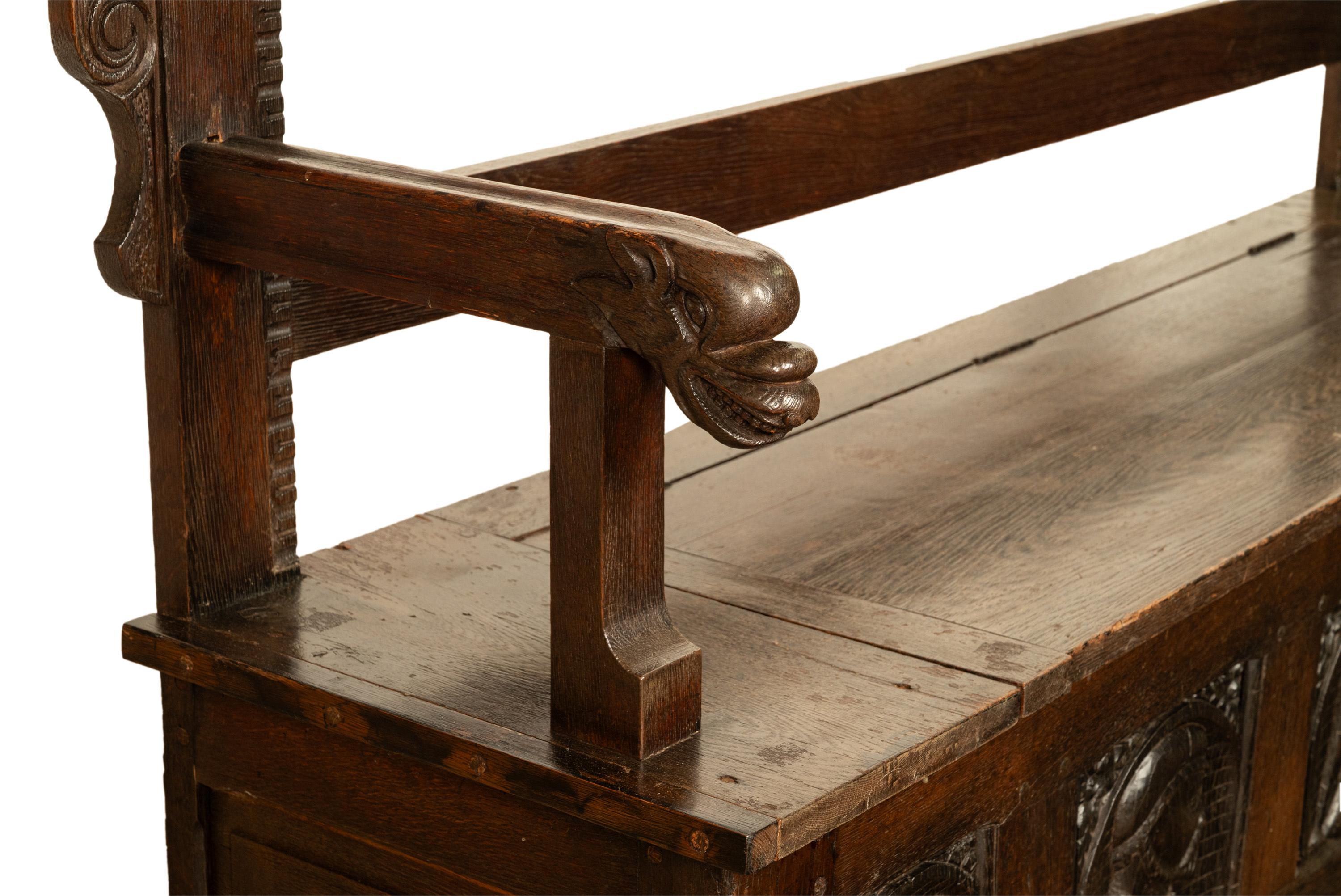 Banc français ancien en chêne sculpté avec panneaux de portrait du 16e siècle 1560 en vente 3