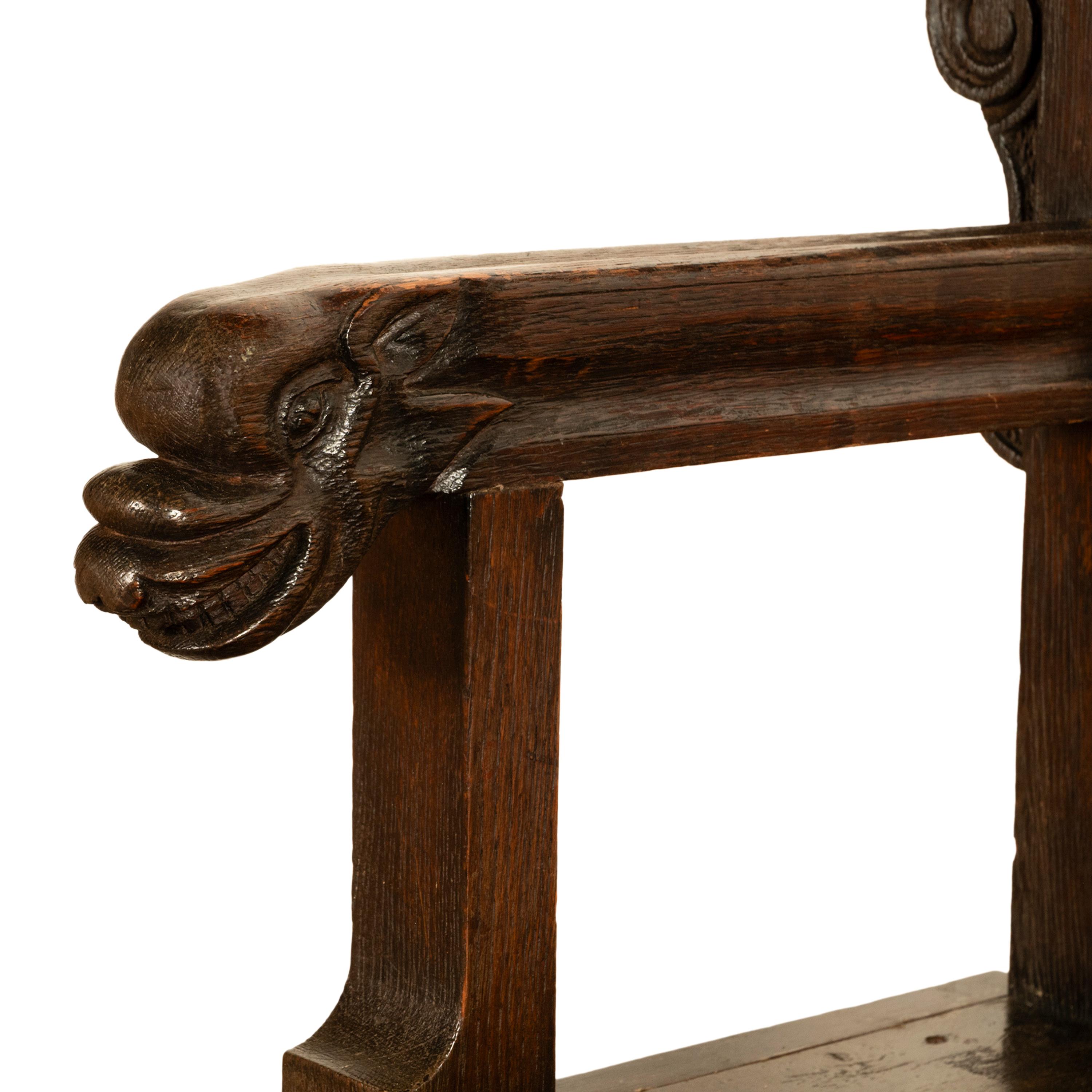 Banc français ancien en chêne sculpté avec panneaux de portrait du 16e siècle 1560 en vente 4