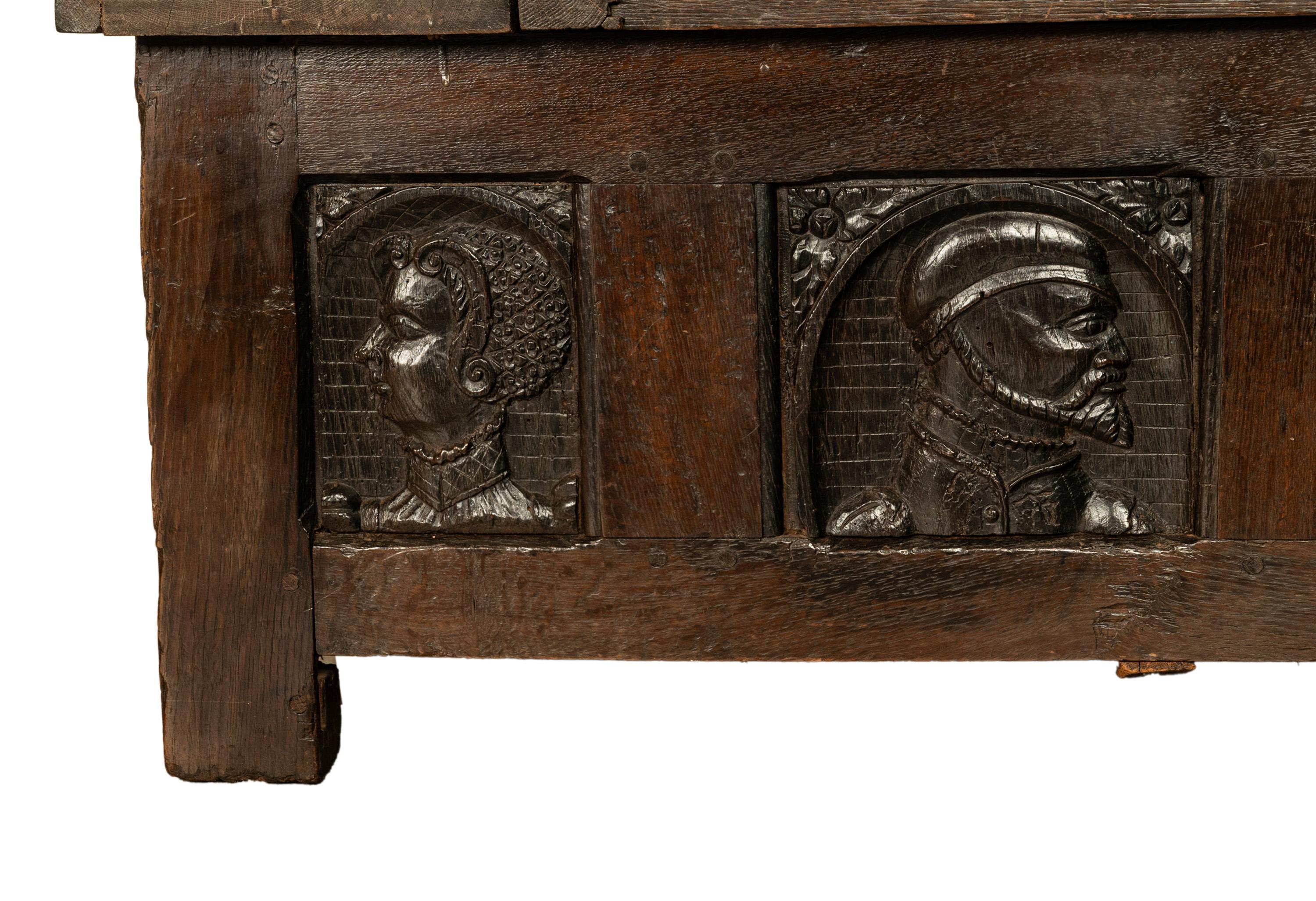 Banc français ancien en chêne sculpté avec panneaux de portrait du 16e siècle 1560 en vente 5