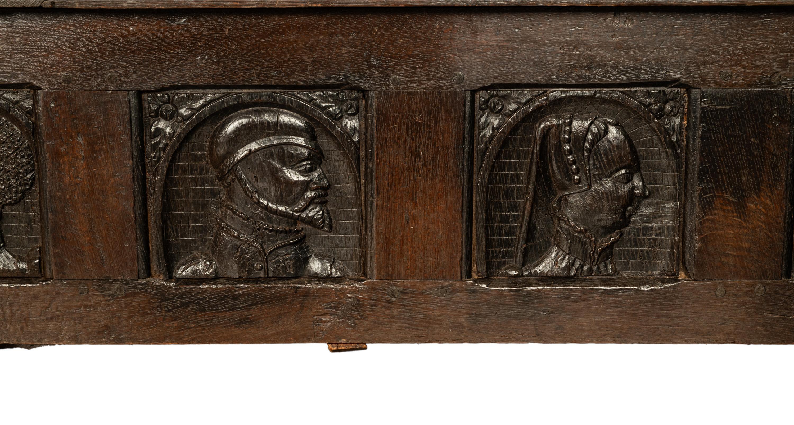 Banc français ancien en chêne sculpté avec panneaux de portrait du 16e siècle 1560 en vente 6