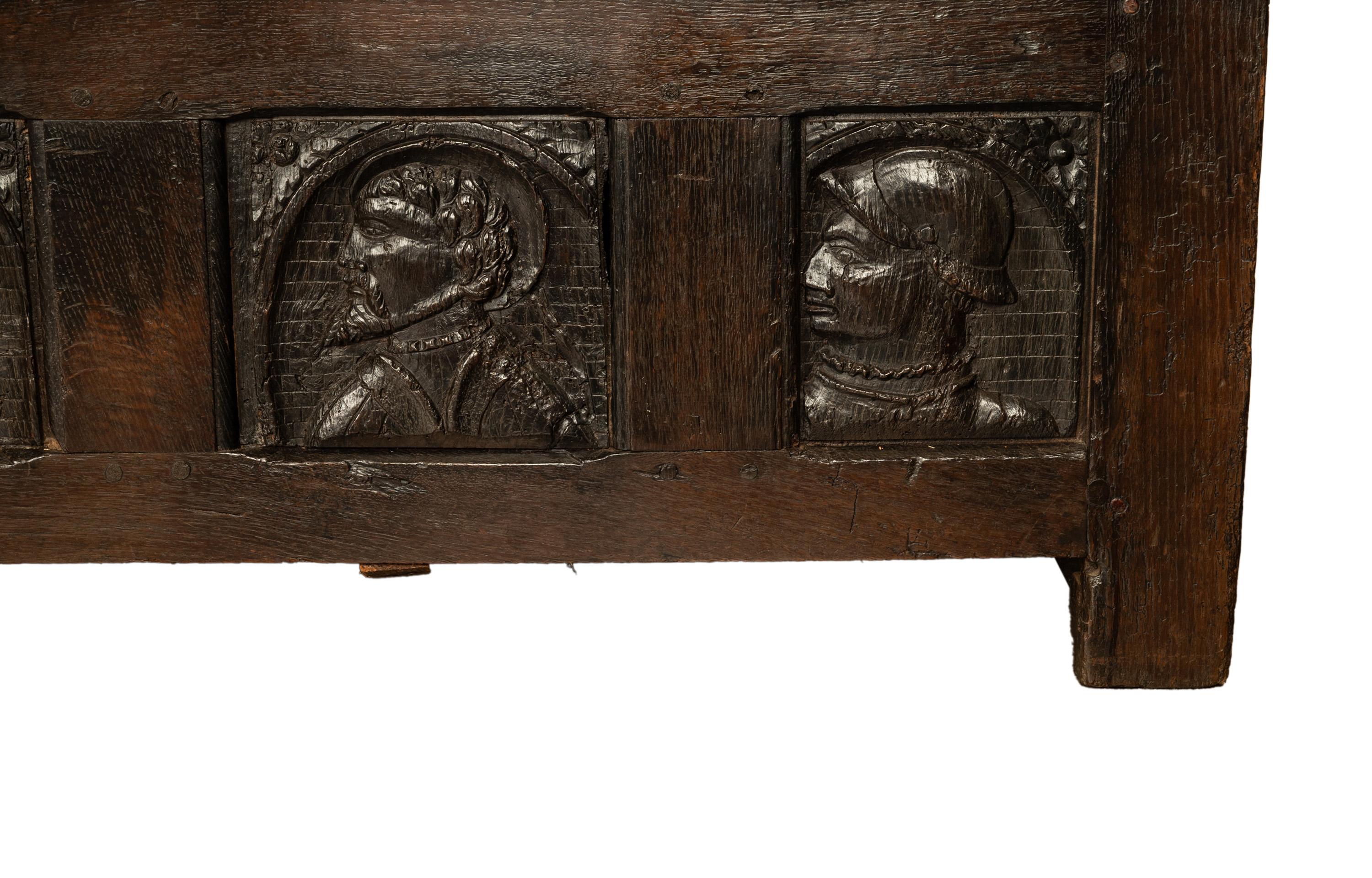Banc français ancien en chêne sculpté avec panneaux de portrait du 16e siècle 1560 en vente 7