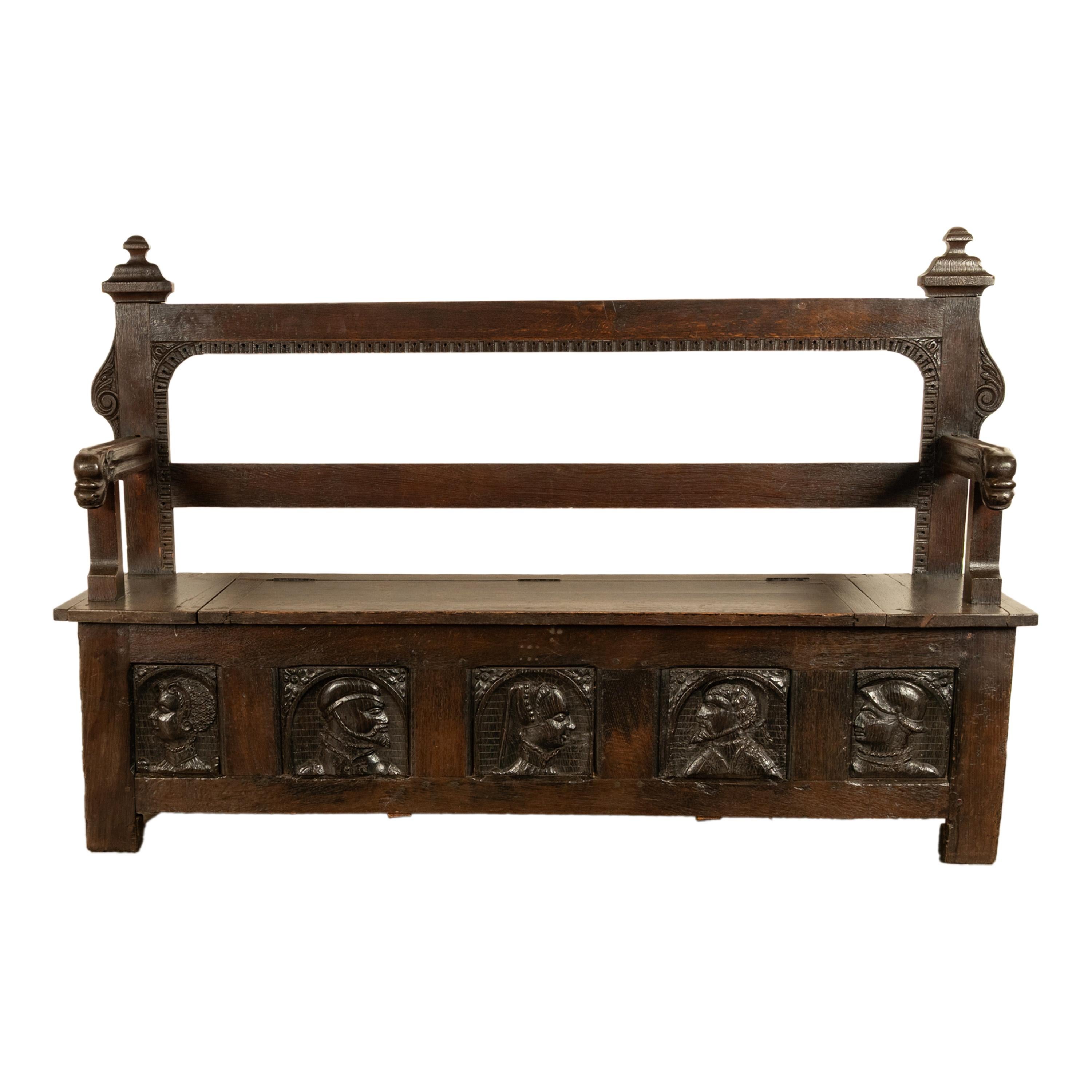 Rare banc en chêne sculpté français/breton de la fin du XIXe siècle, équipé de panneaux originaux de portraits de la Renaissance française sculptés, datant d'environ 1560.
Ce banc a été construit en Bretagne vers 1890, principalement à partir de