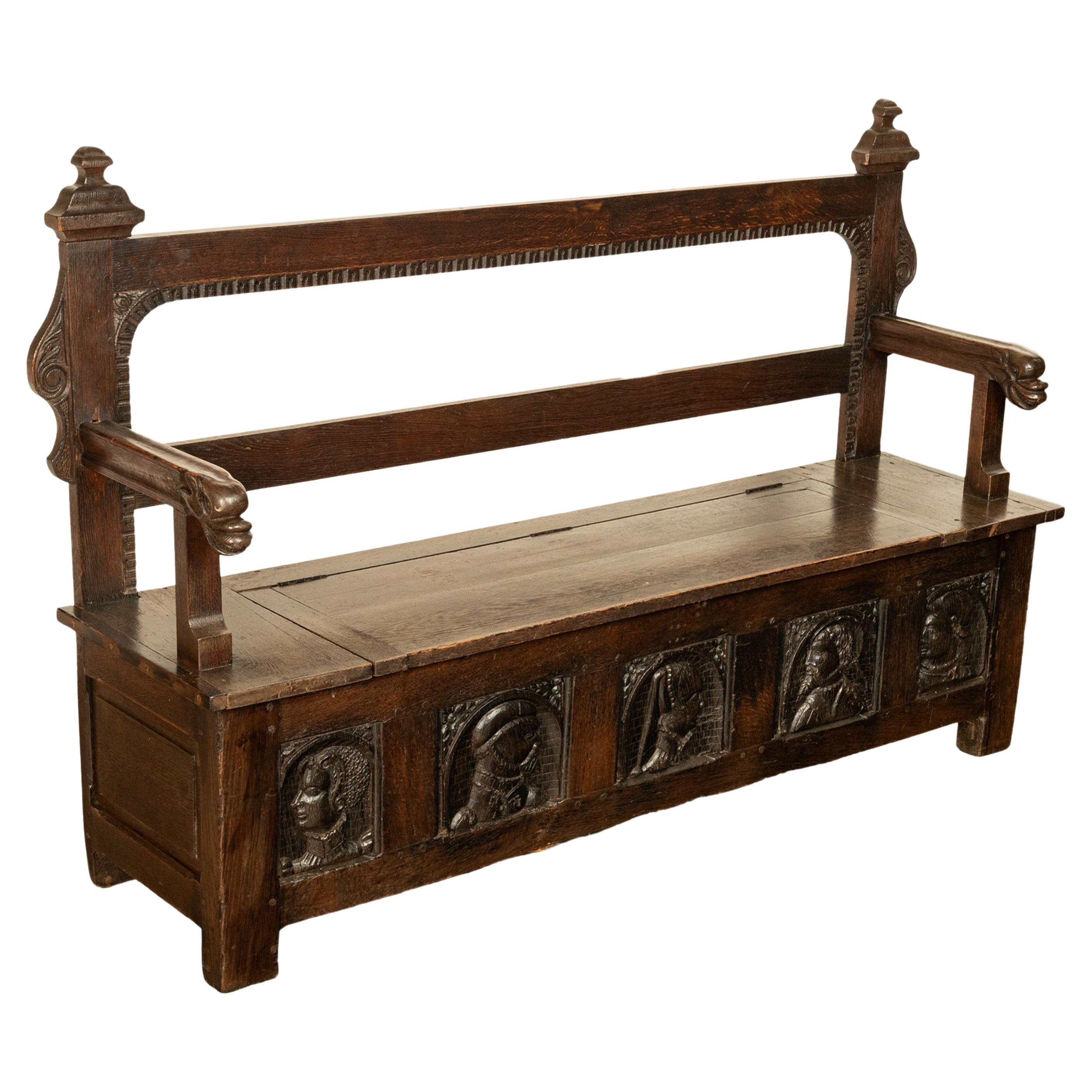 Renaissance Banc français ancien en chêne sculpté avec panneaux de portrait du 16e siècle 1560 en vente