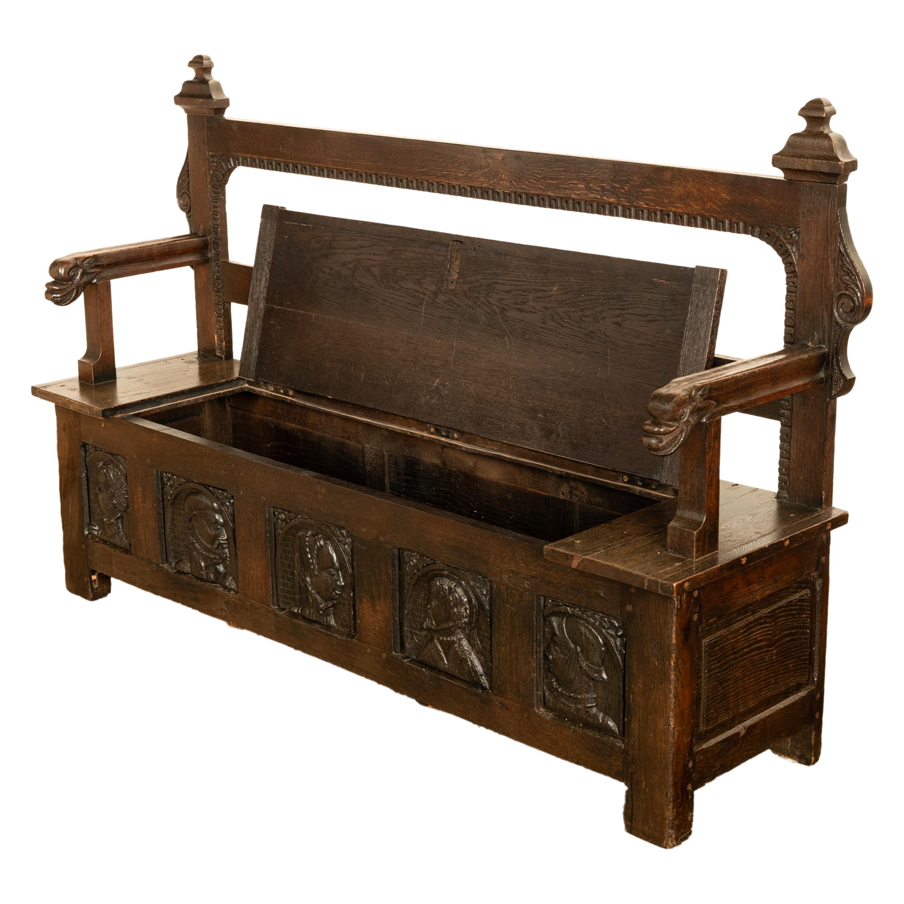 Anglais Banc français ancien en chêne sculpté avec panneaux de portrait du 16e siècle 1560 en vente