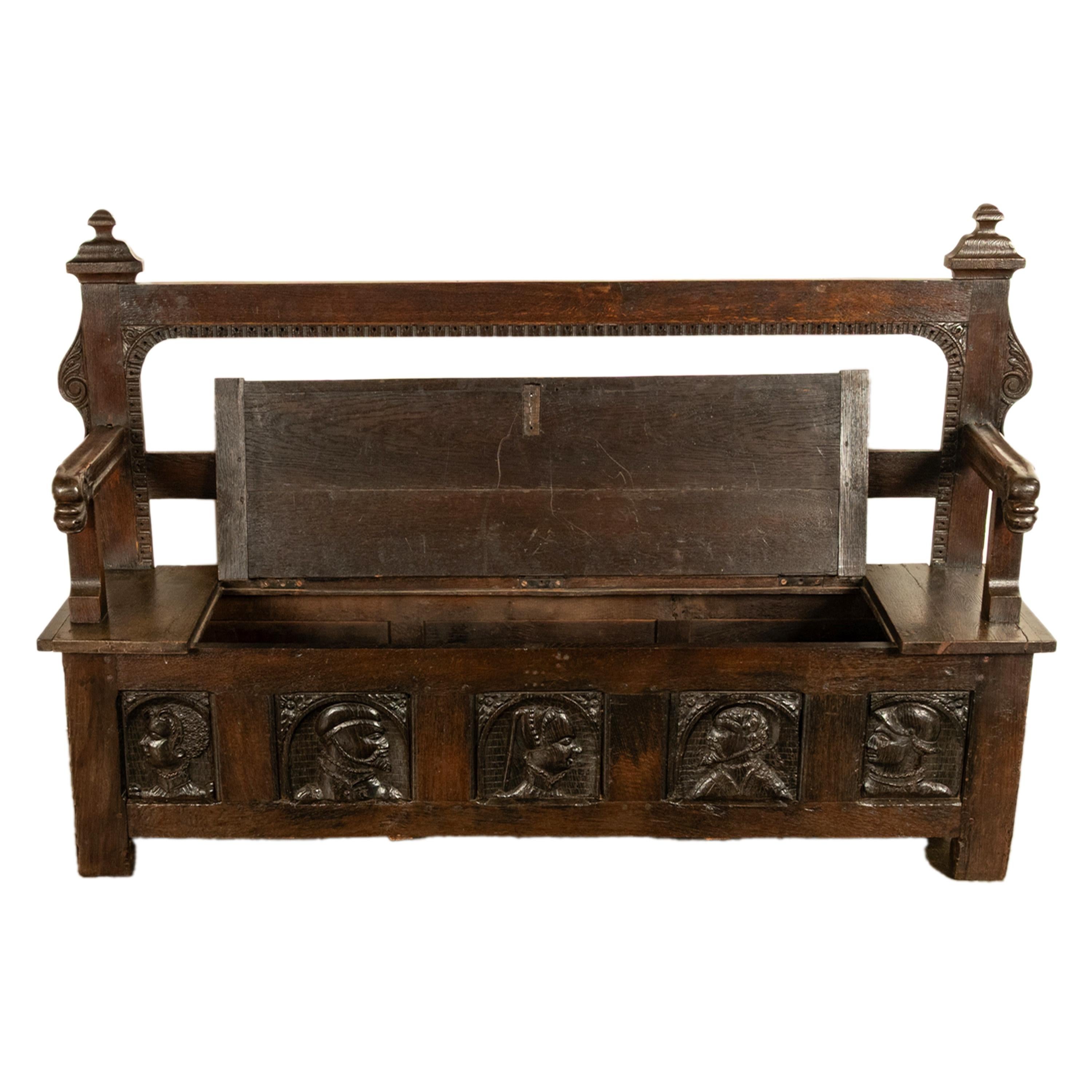 Sculpté Banc français ancien en chêne sculpté avec panneaux de portrait du 16e siècle 1560 en vente