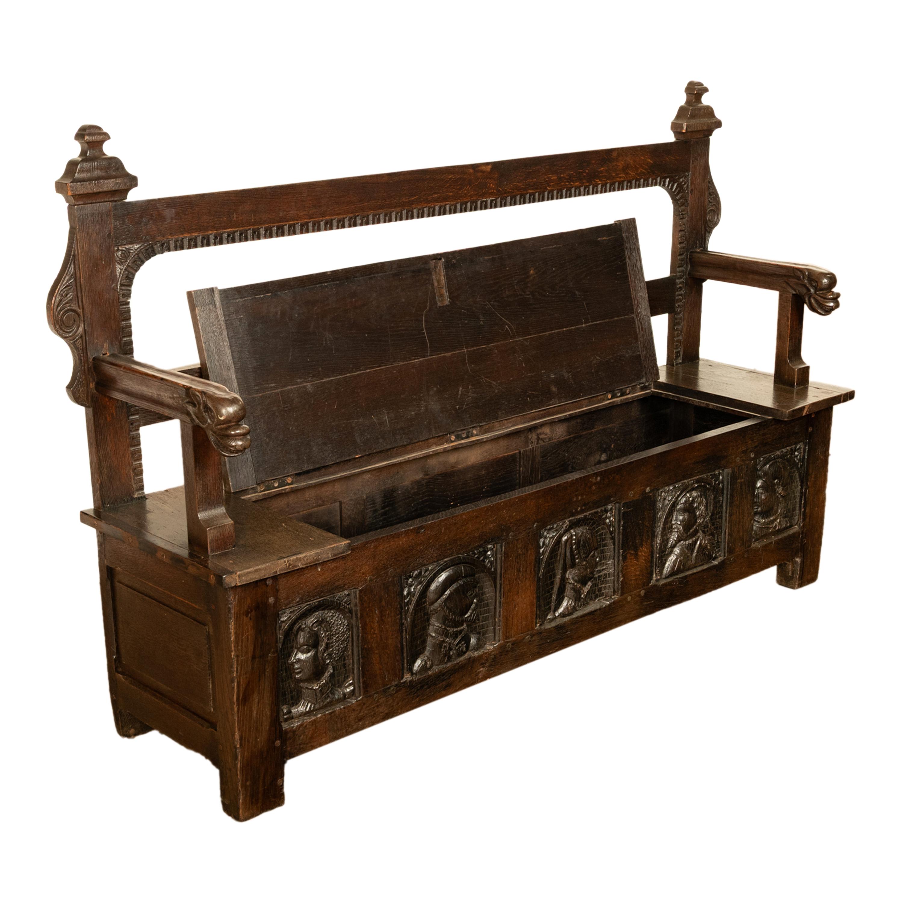Banc français ancien en chêne sculpté avec panneaux de portrait du 16e siècle 1560 Bon état - En vente à Portland, OR