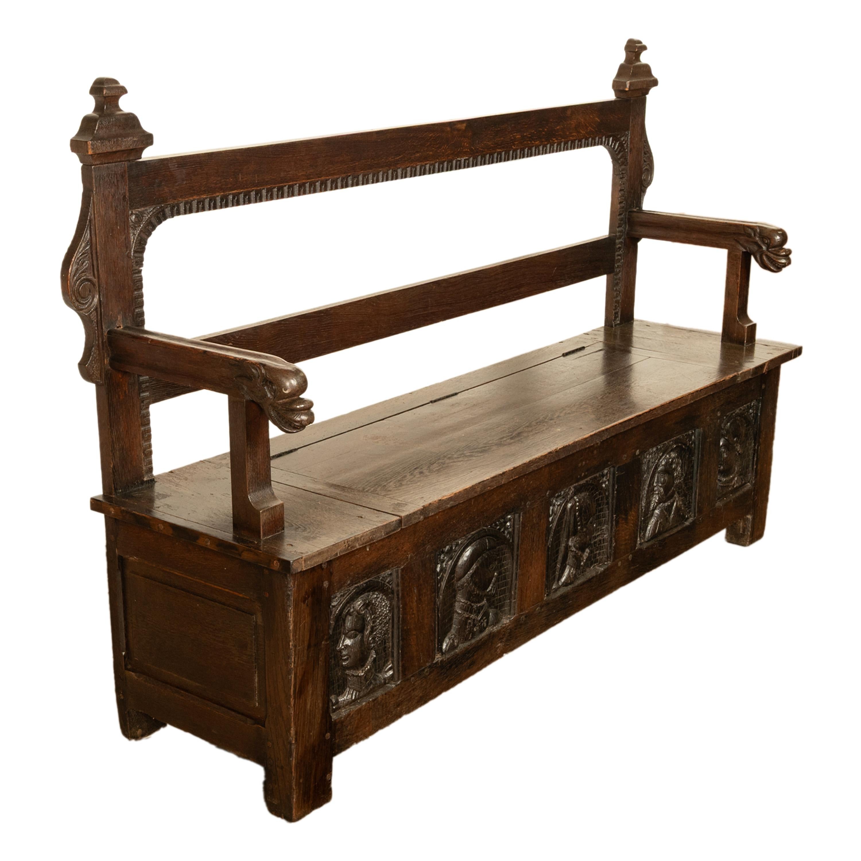 XVIIIe siècle et antérieur Banc français ancien en chêne sculpté avec panneaux de portrait du 16e siècle 1560 en vente