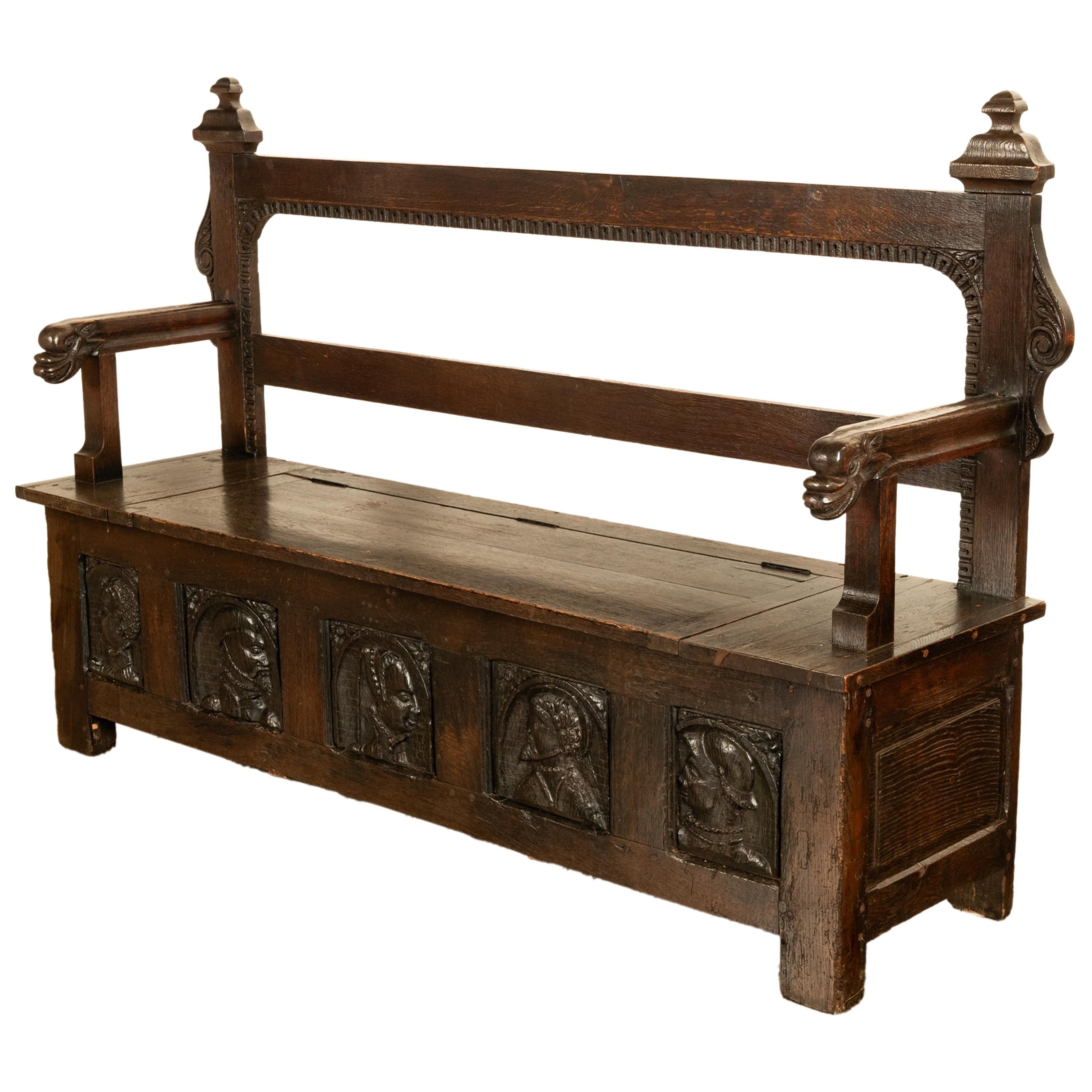 Chêne Banc français ancien en chêne sculpté avec panneaux de portrait du 16e siècle 1560 en vente