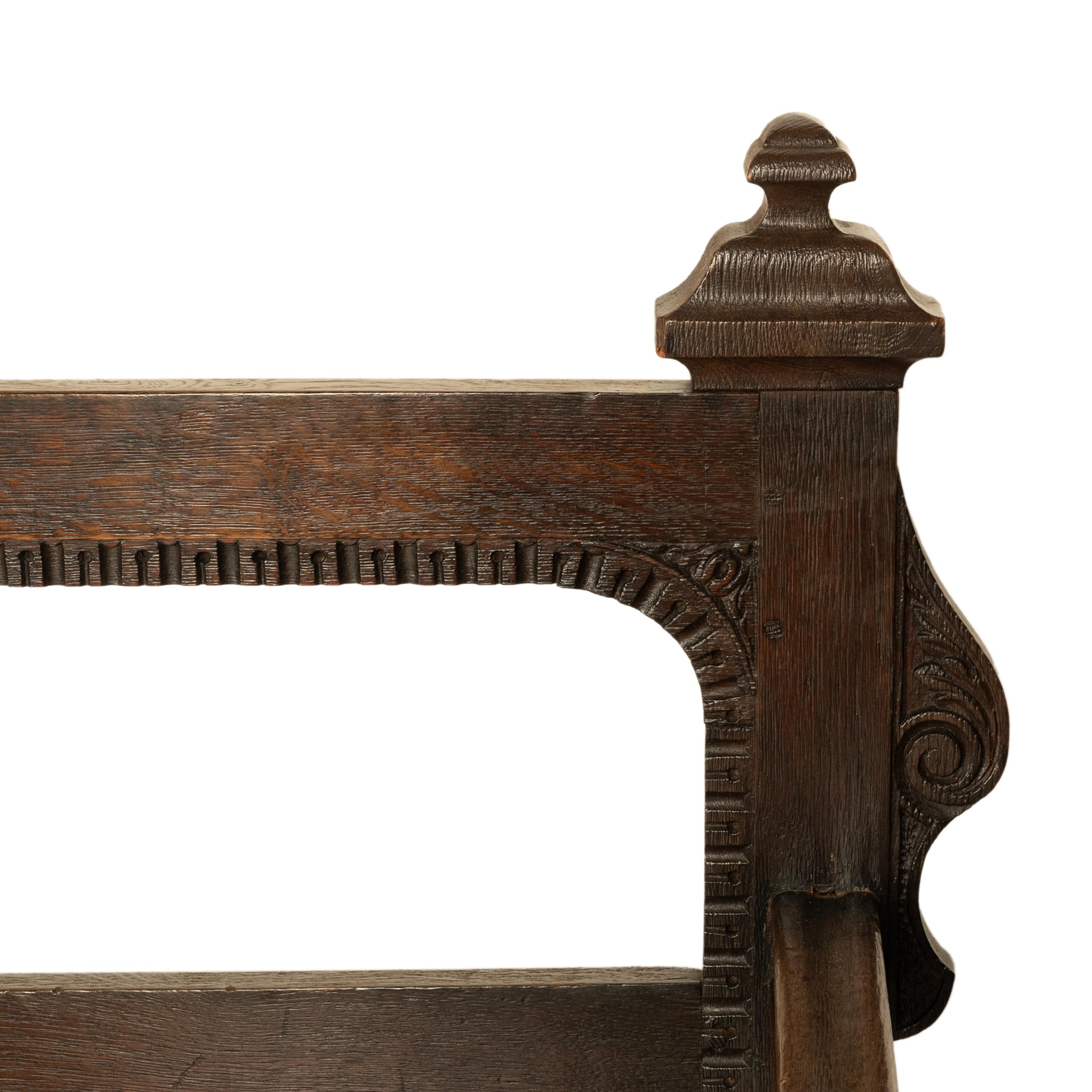 Banc français ancien en chêne sculpté avec panneaux de portrait du 16e siècle 1560 en vente 1