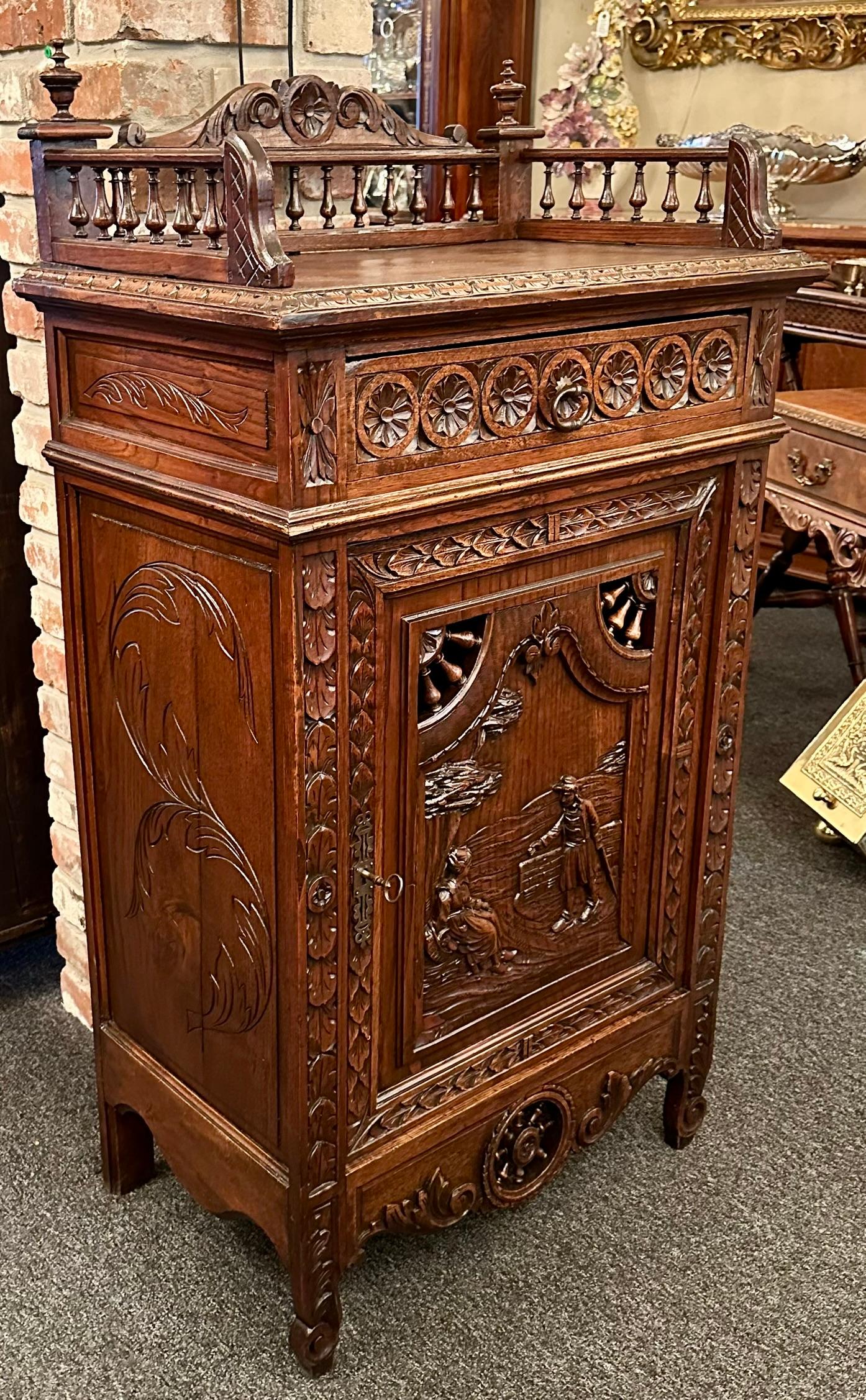 Français Ancien cabinet de confiture en noyer sculpté de Bretagne, Circa 1890-1900.