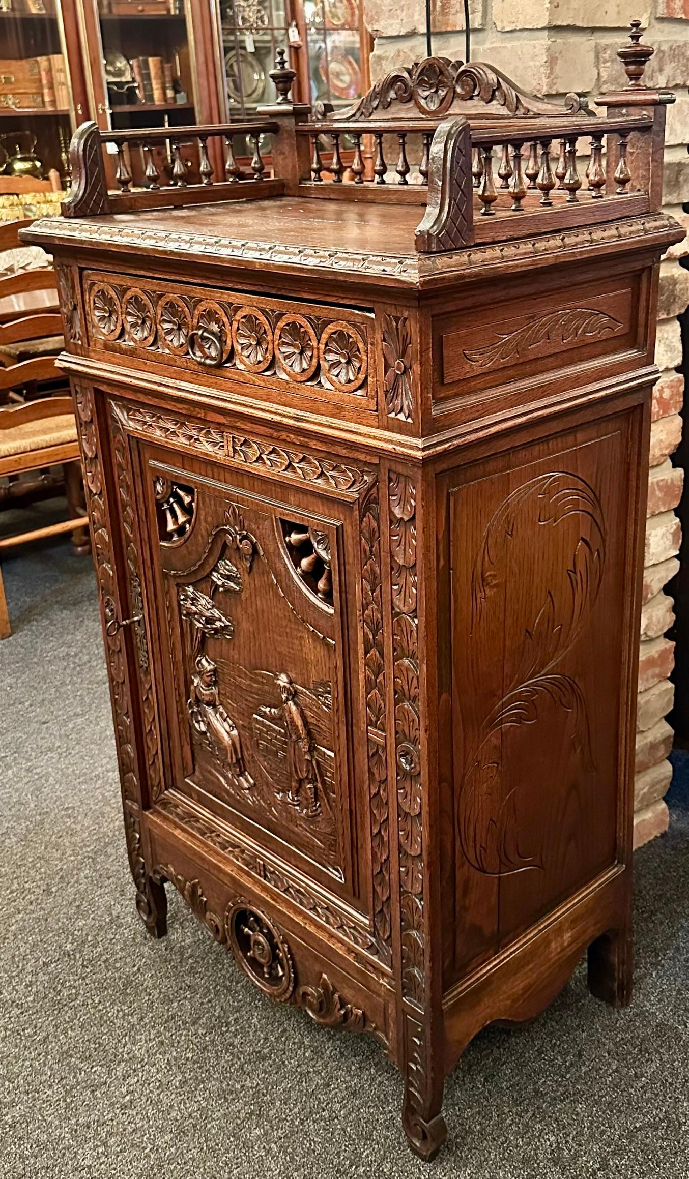 Ancien cabinet de confiture en noyer sculpté de Bretagne, Circa 1890-1900. Bon état à New Orleans, LA