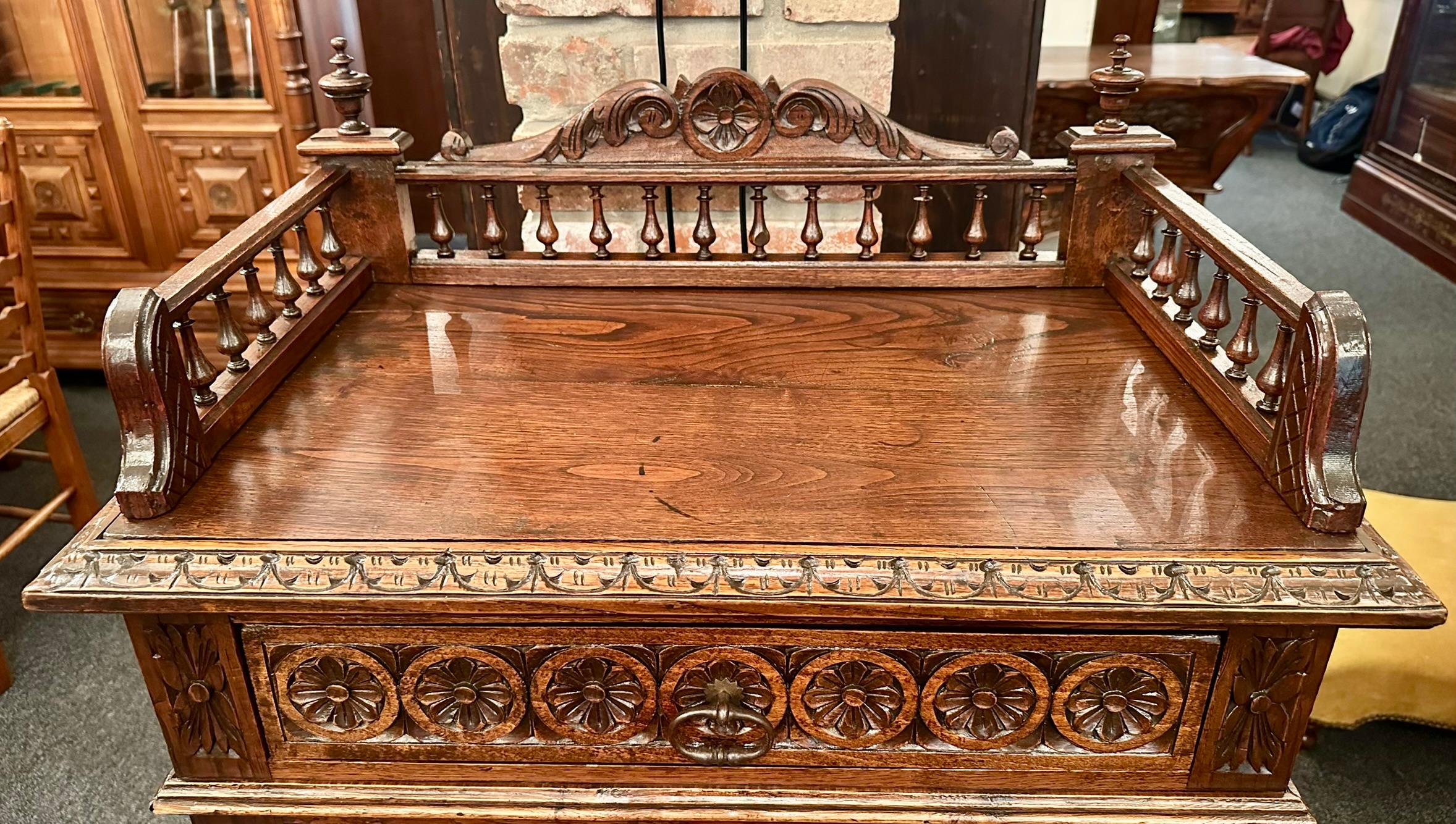 XIXe siècle Ancien cabinet de confiture en noyer sculpté de Bretagne, Circa 1890-1900.
