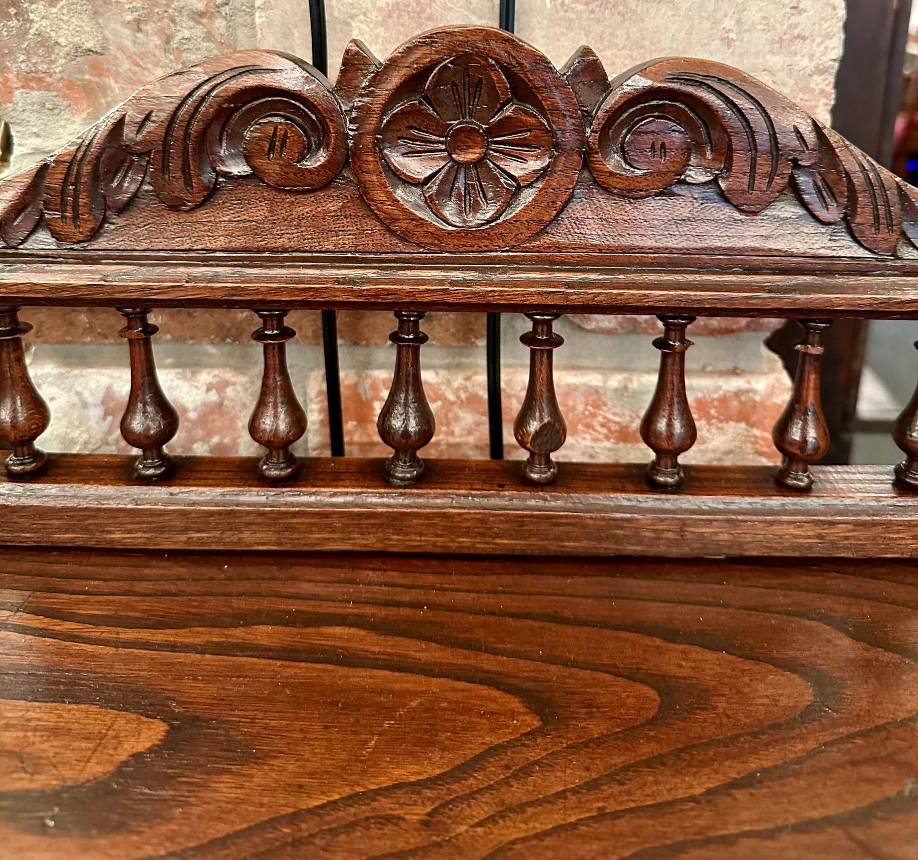 Noyer Ancien cabinet de confiture en noyer sculpté de Bretagne, Circa 1890-1900.