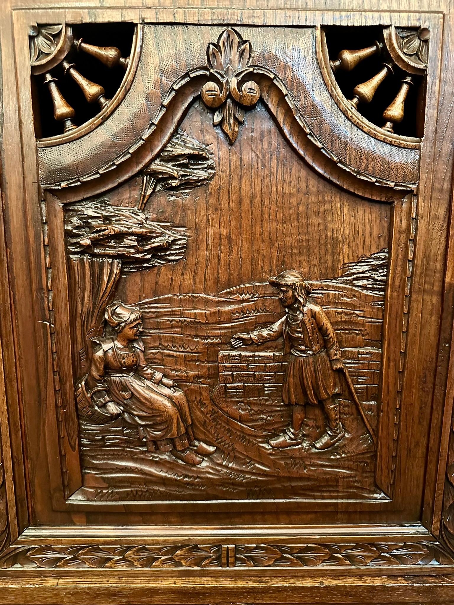 Ancien cabinet de confiture en noyer sculpté de Bretagne, Circa 1890-1900. 1