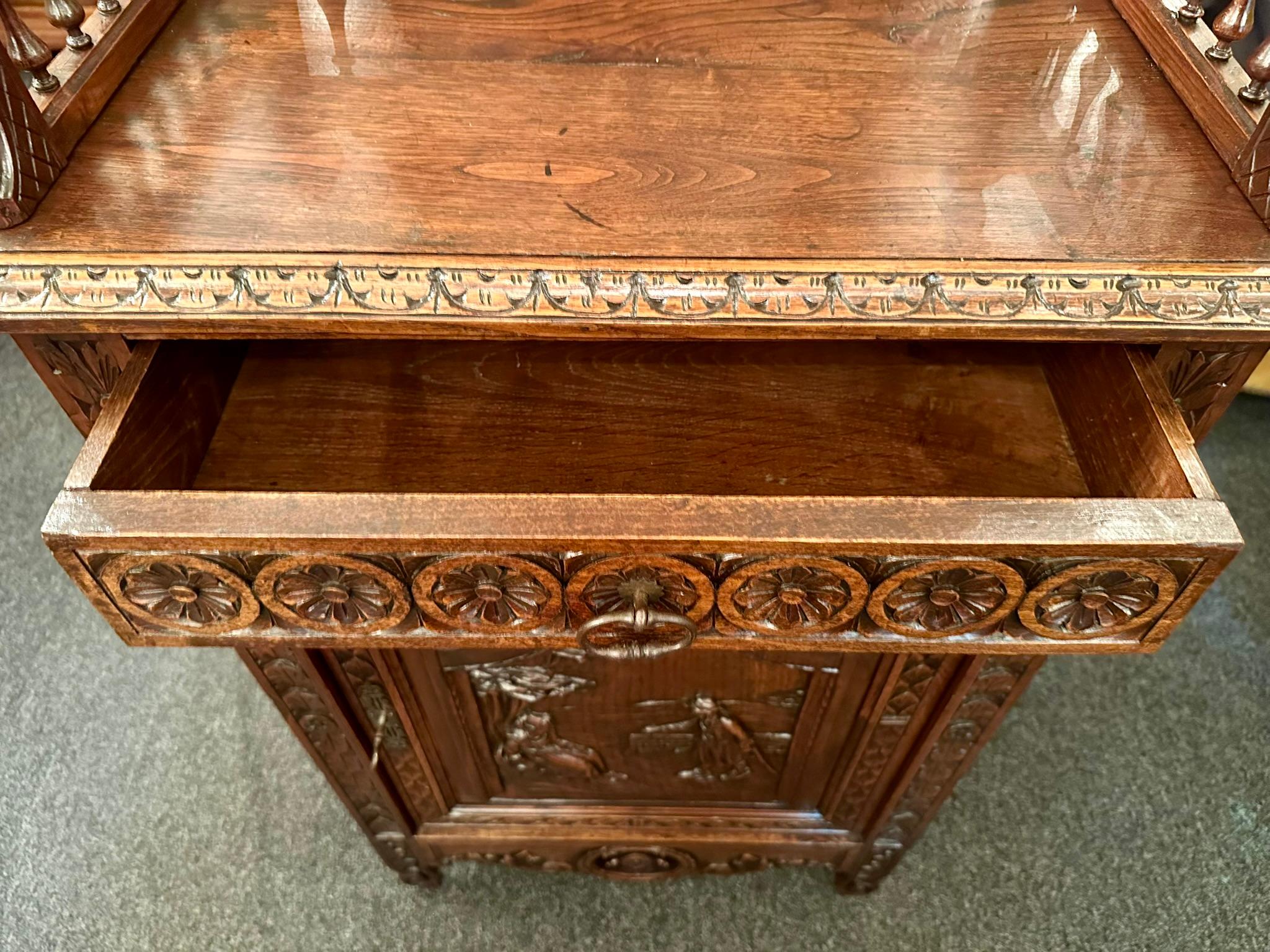 Ancien cabinet de confiture en noyer sculpté de Bretagne, Circa 1890-1900. 2