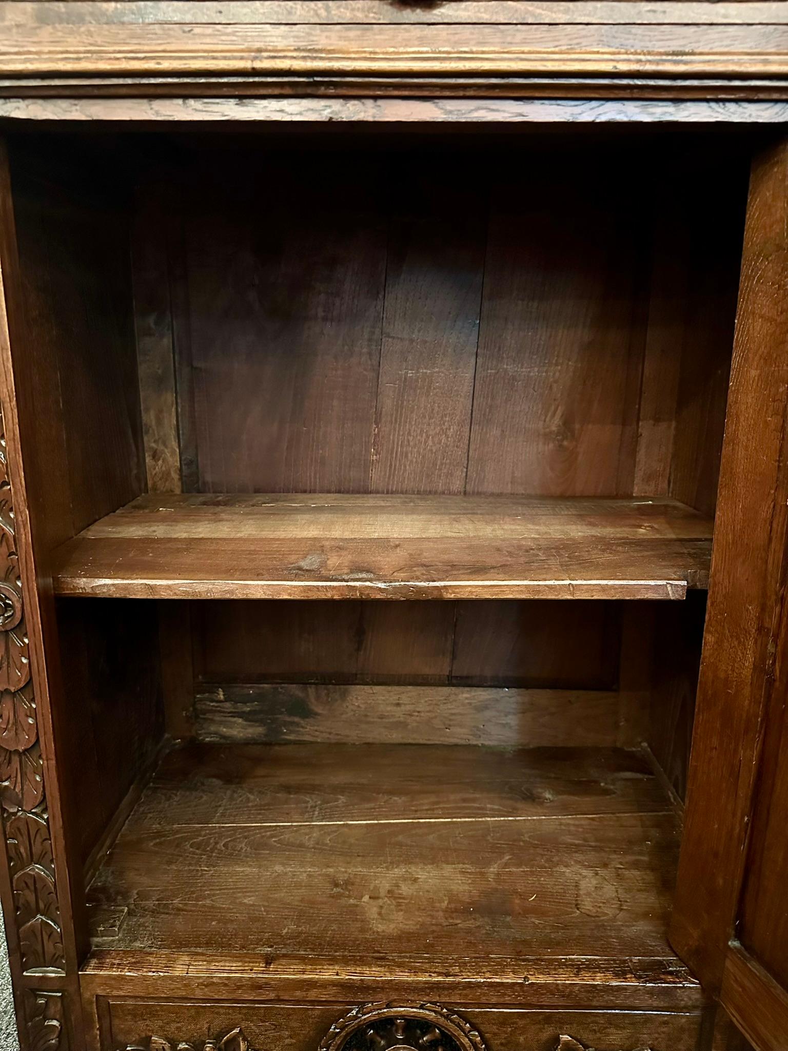 Ancien cabinet de confiture en noyer sculpté de Bretagne, Circa 1890-1900. 3