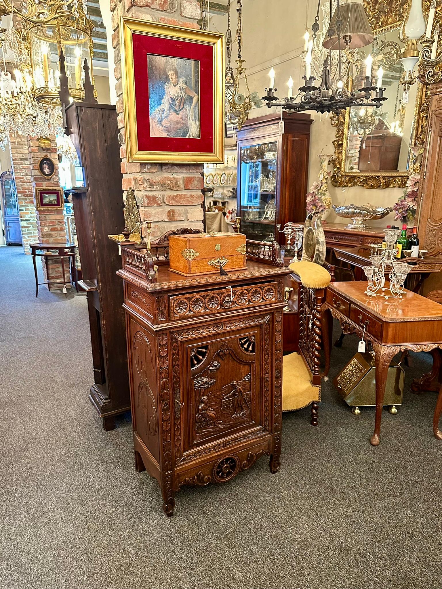Ancien cabinet de confiture en noyer sculpté de Bretagne, Circa 1890-1900. 4