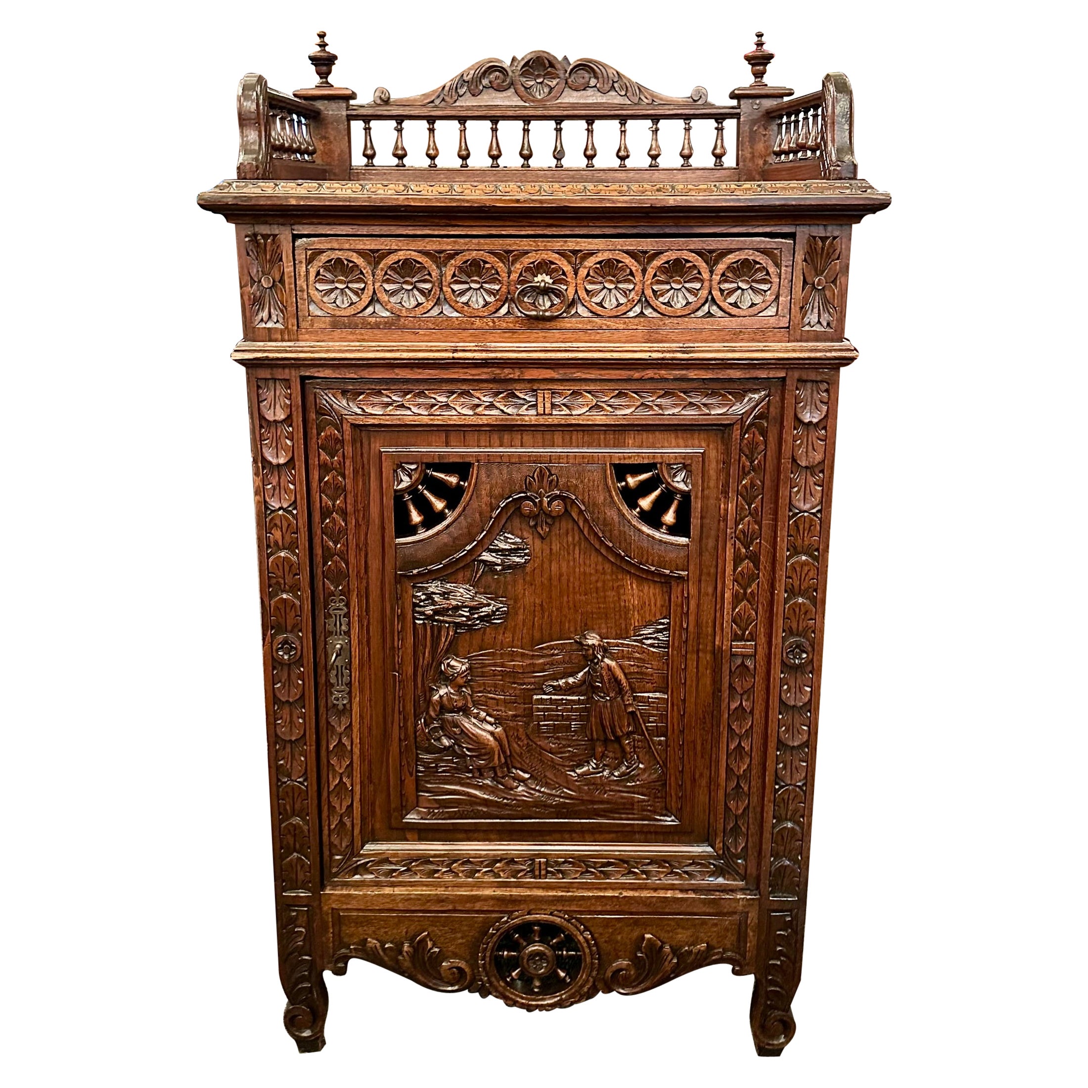 Ancien cabinet de confiture en noyer sculpté de Bretagne, Circa 1890-1900.
