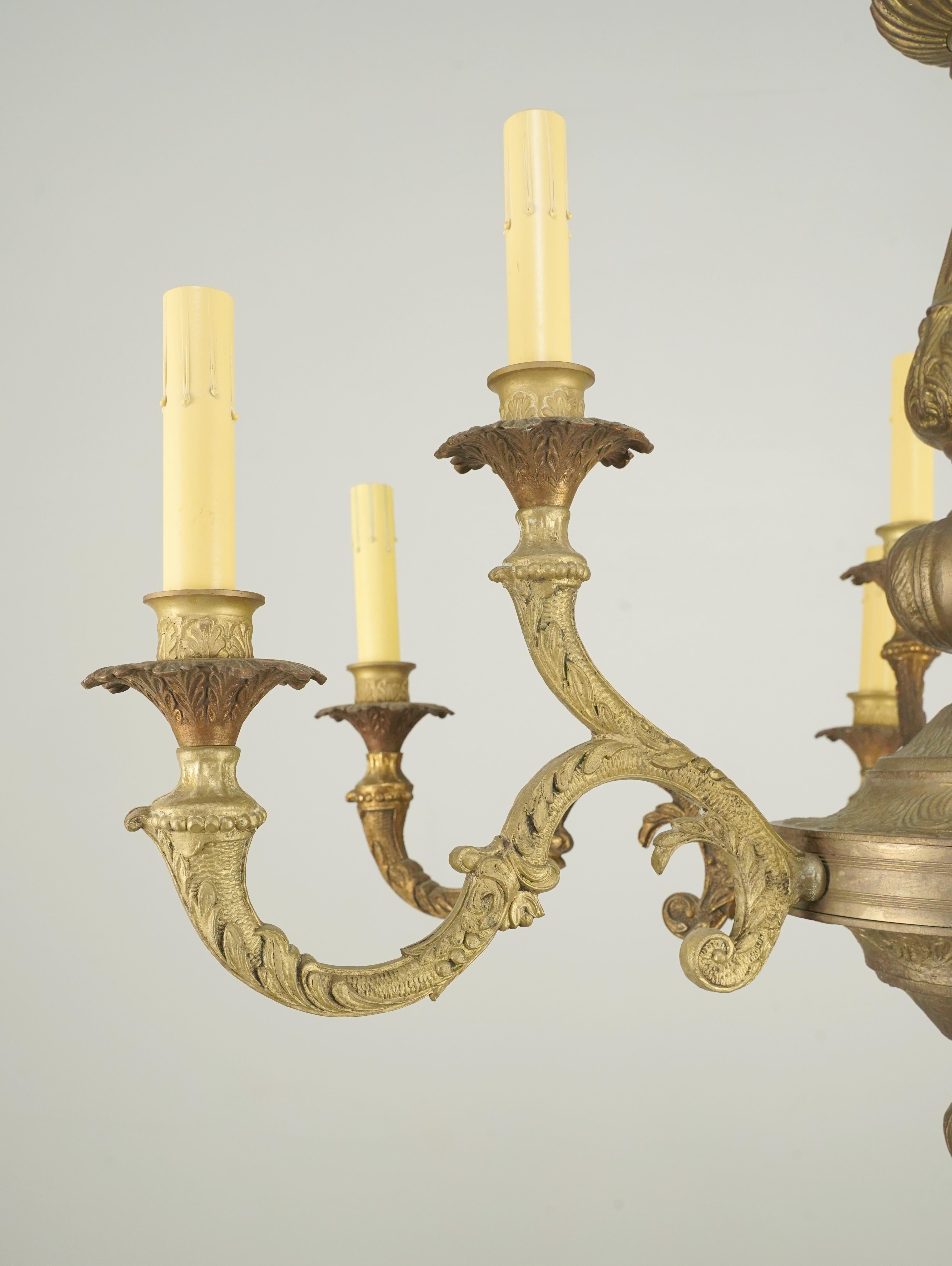 Antico lampadario in bronzo in stile francese con sei bracci, tre dei quali con due candelieri, per un totale di nove luci. La tettoia è in acciaio. Questa lampada richiede nove lampadine E-12 a candelabro. Pulito e restaurato. Buone condizioni con