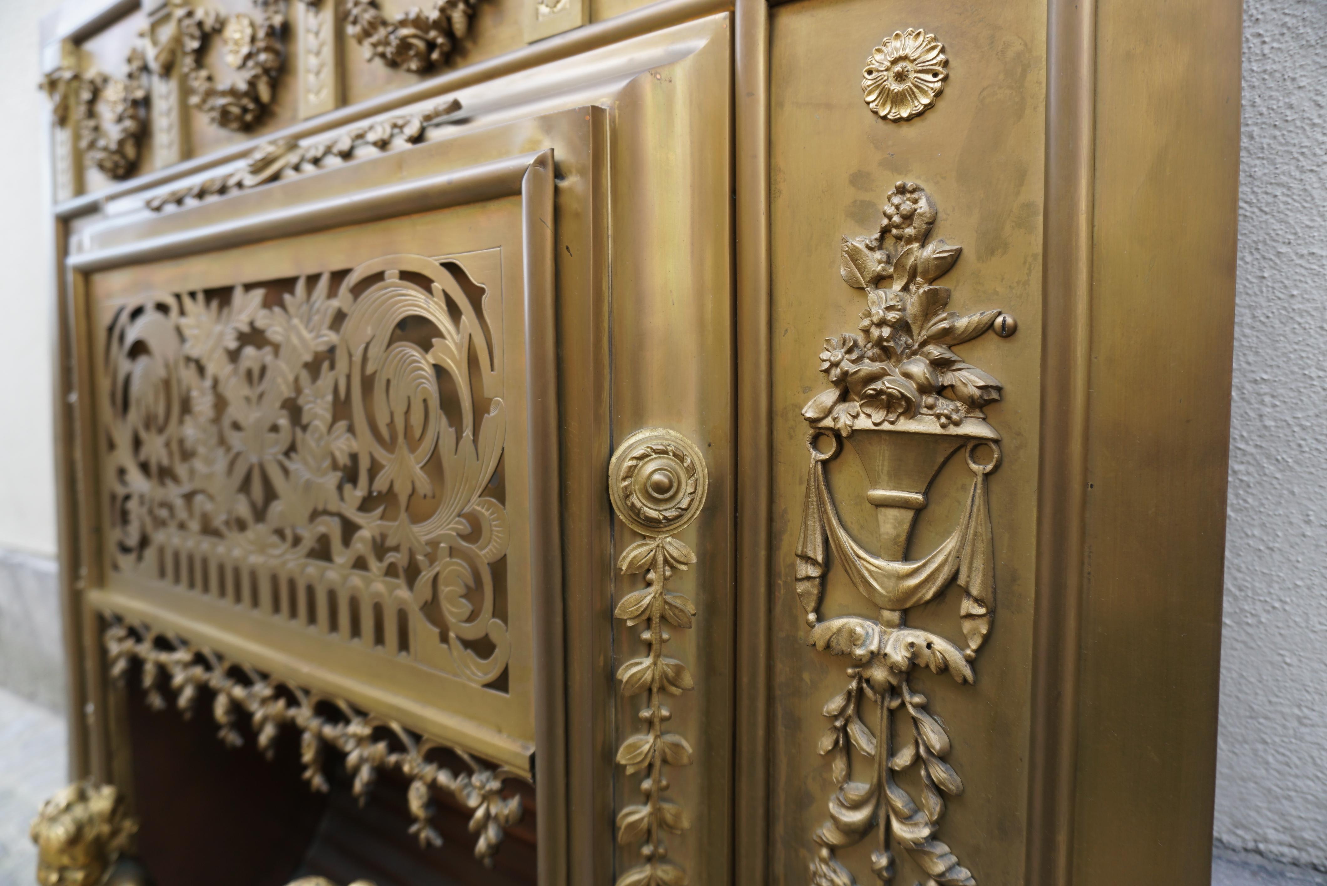 Metallo Antique French Bronzo e Ottone con angeli e parafango in vendita