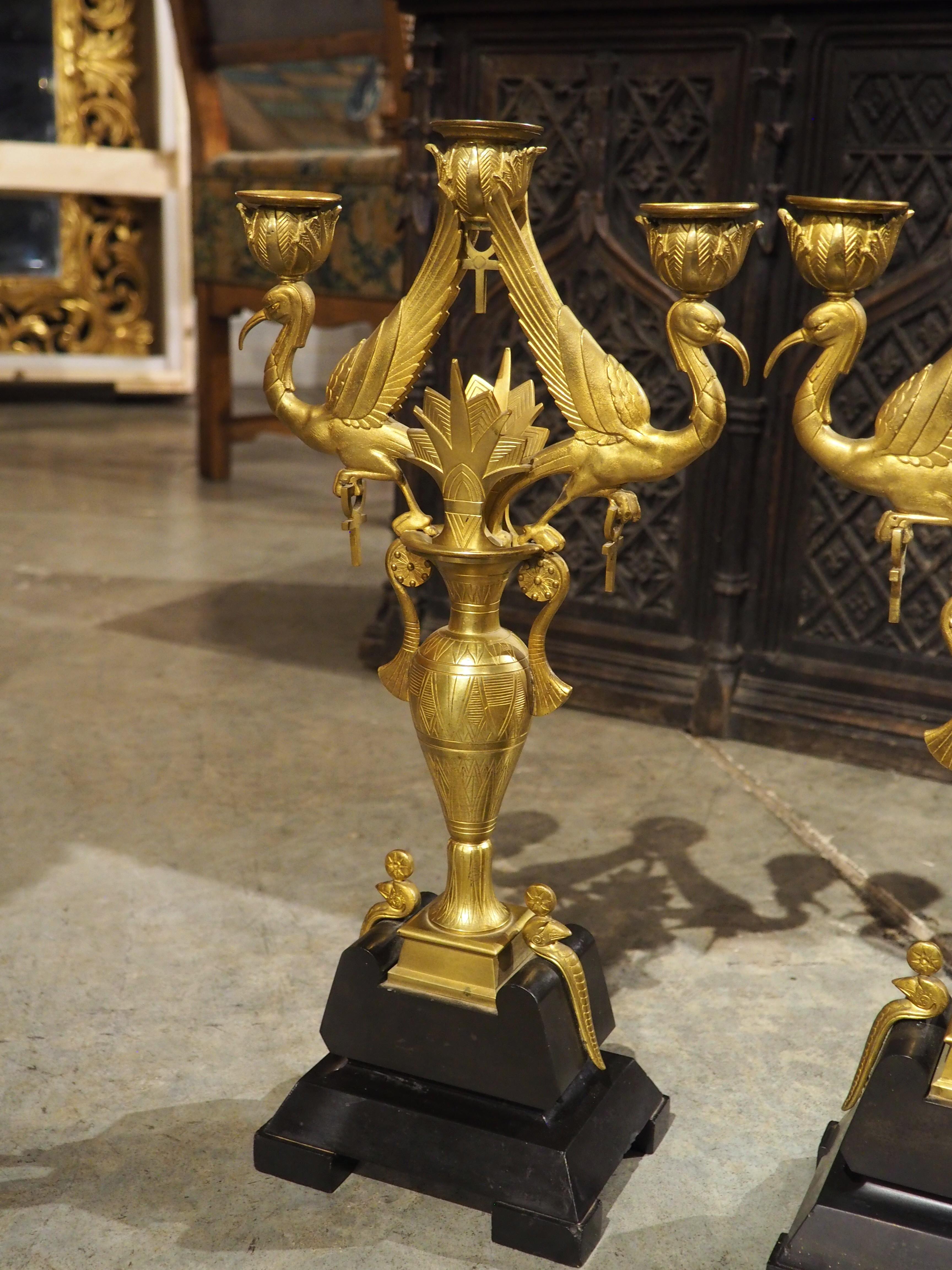 Chandeliers anciens en bronze et marbre de style néo-égyptien, 19e siècle en vente 4