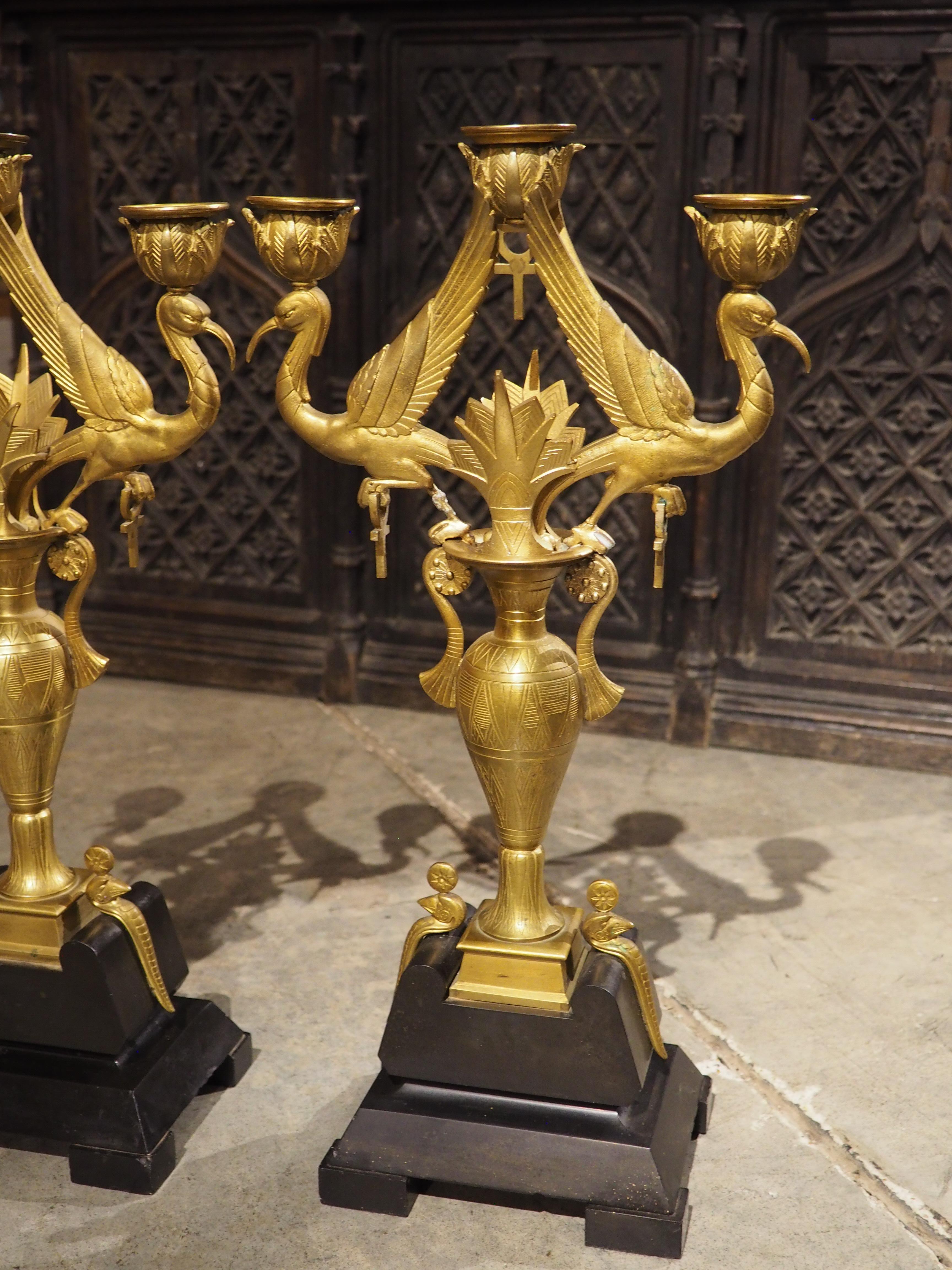 Chandeliers anciens en bronze et marbre de style néo-égyptien, 19e siècle en vente 5