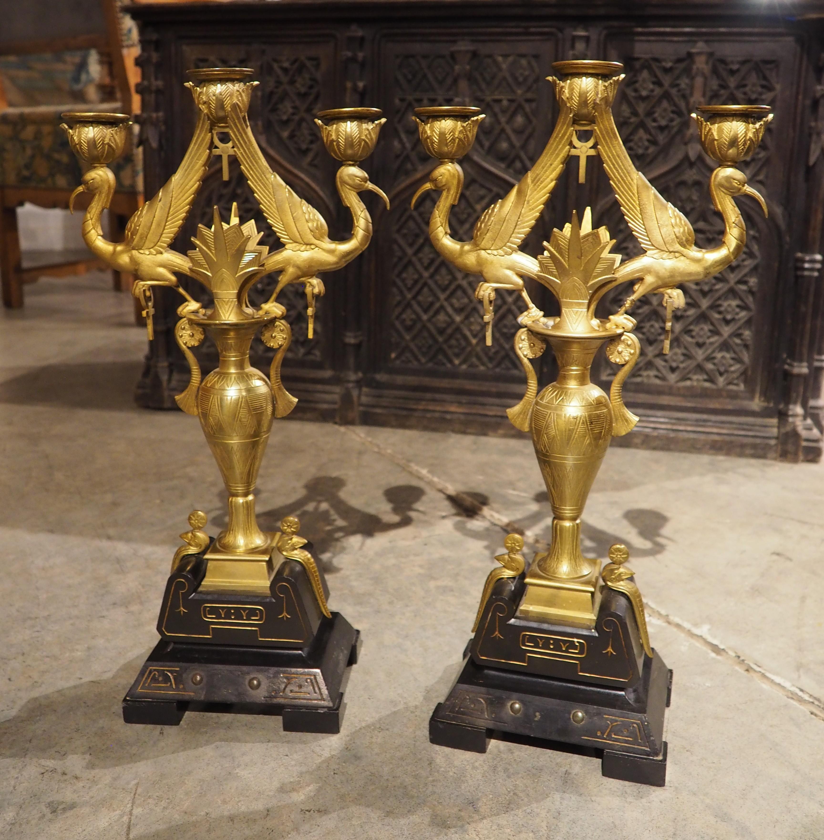 Chandeliers anciens en bronze et marbre de style néo-égyptien, 19e siècle en vente 9