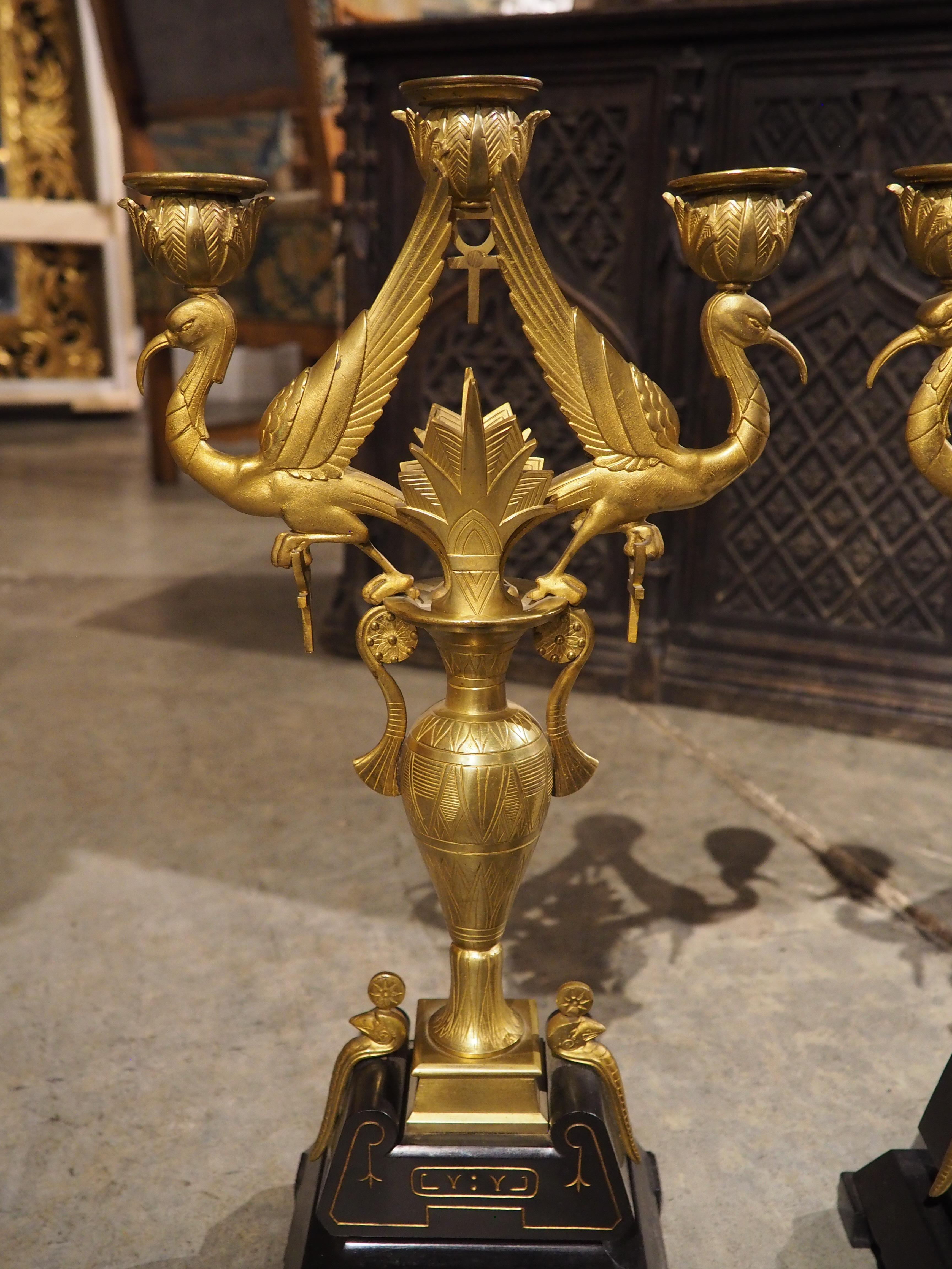 Chandeliers anciens en bronze et marbre de style néo-égyptien, 19e siècle en vente 10