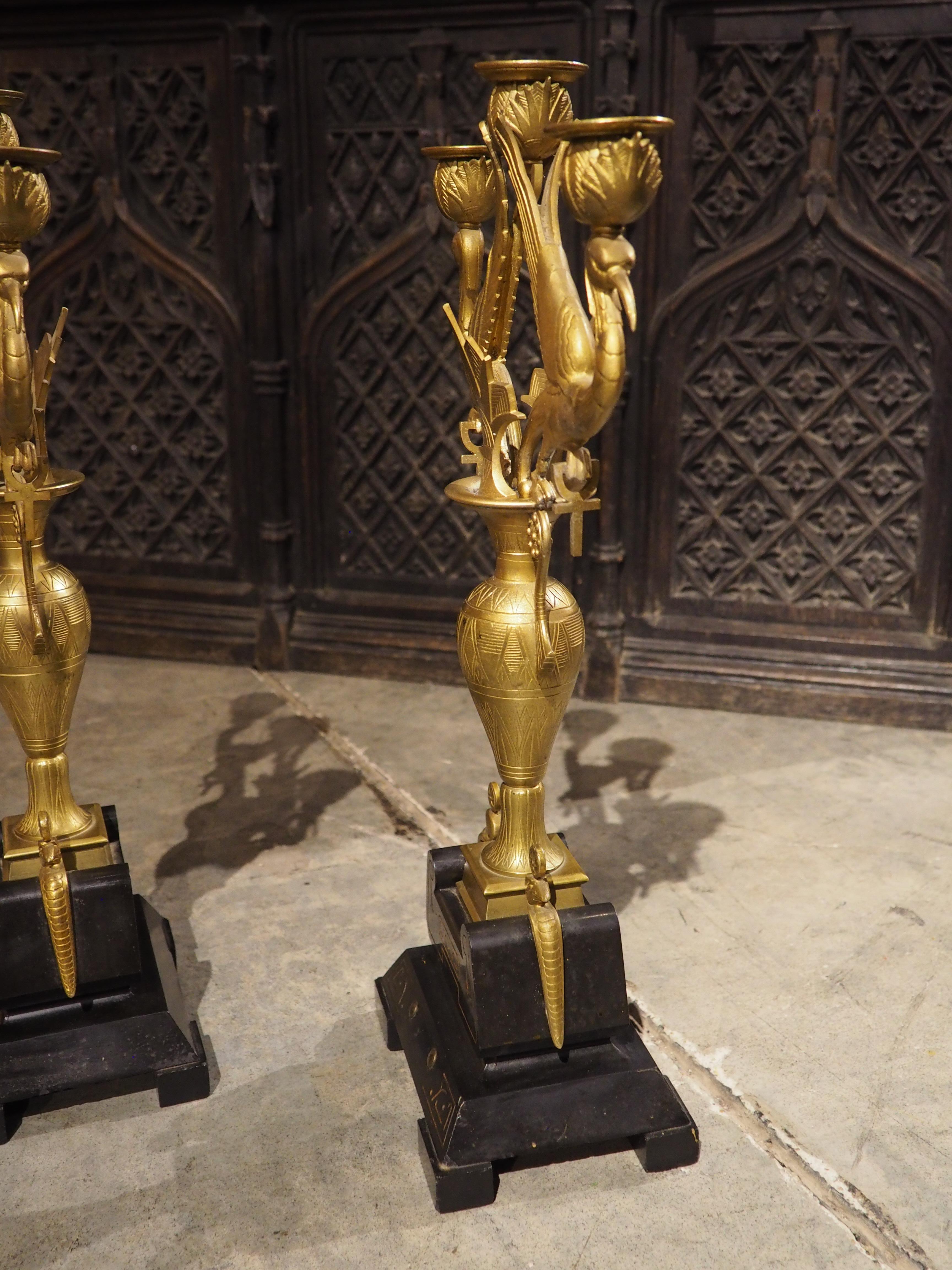 Français Chandeliers anciens en bronze et marbre de style néo-égyptien, 19e siècle en vente