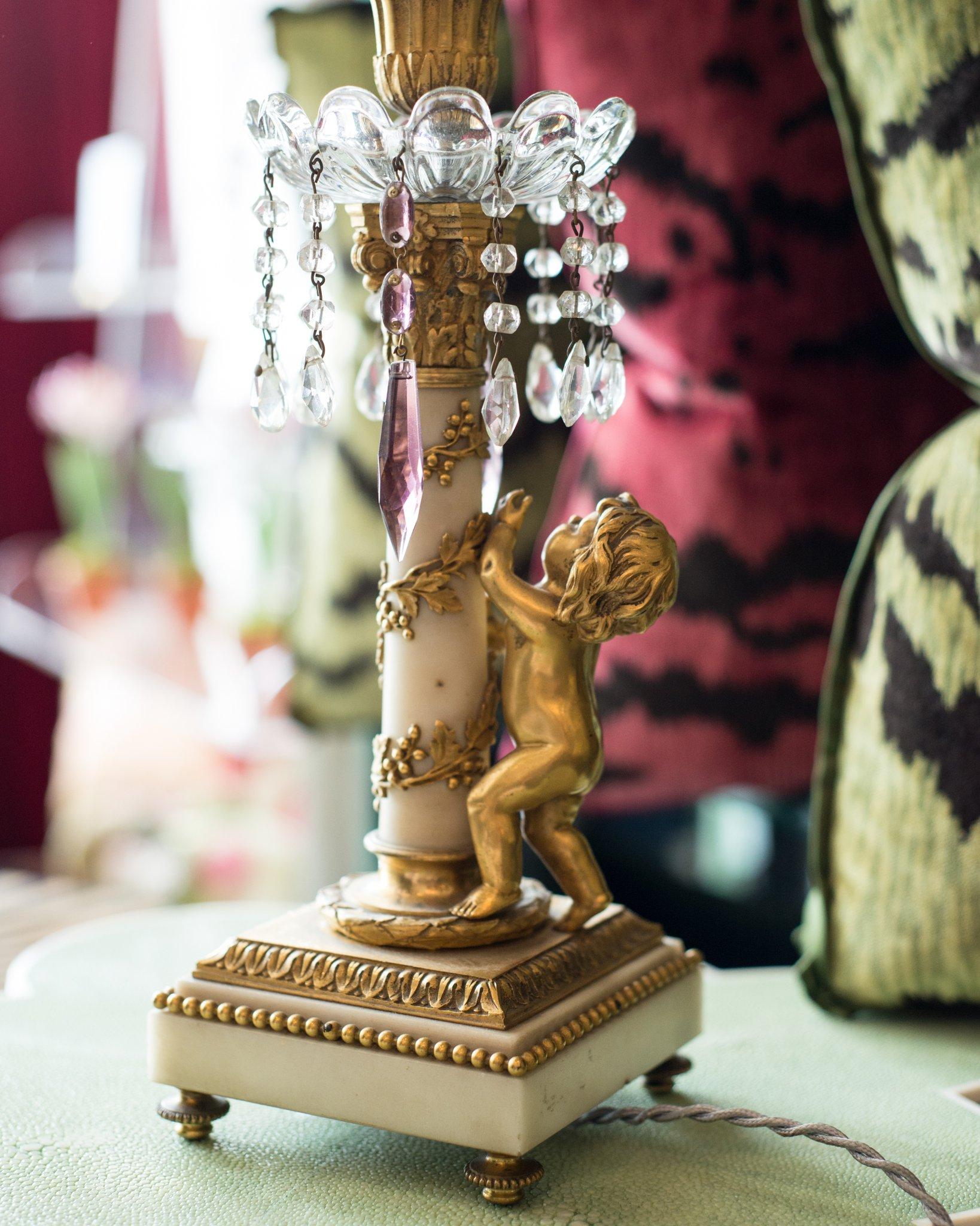 Français Lampe française d'antiquités en bronze et marbre avec chérubin et gouttes d'améthyste violette en vente