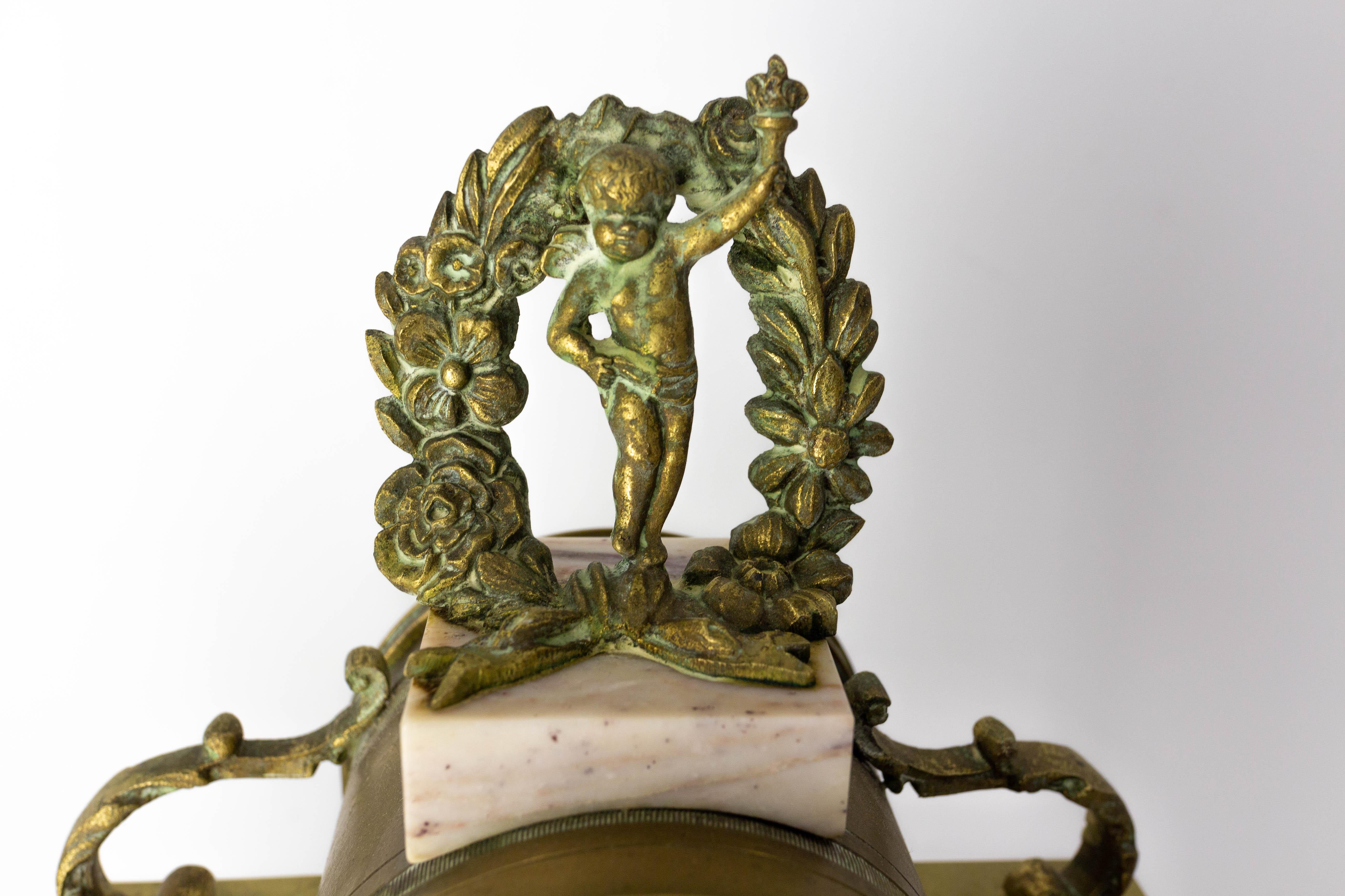 Français Pendule de cheminée française ancienne en bronze et marbre avec chérubin Putti Napoléon III en vente