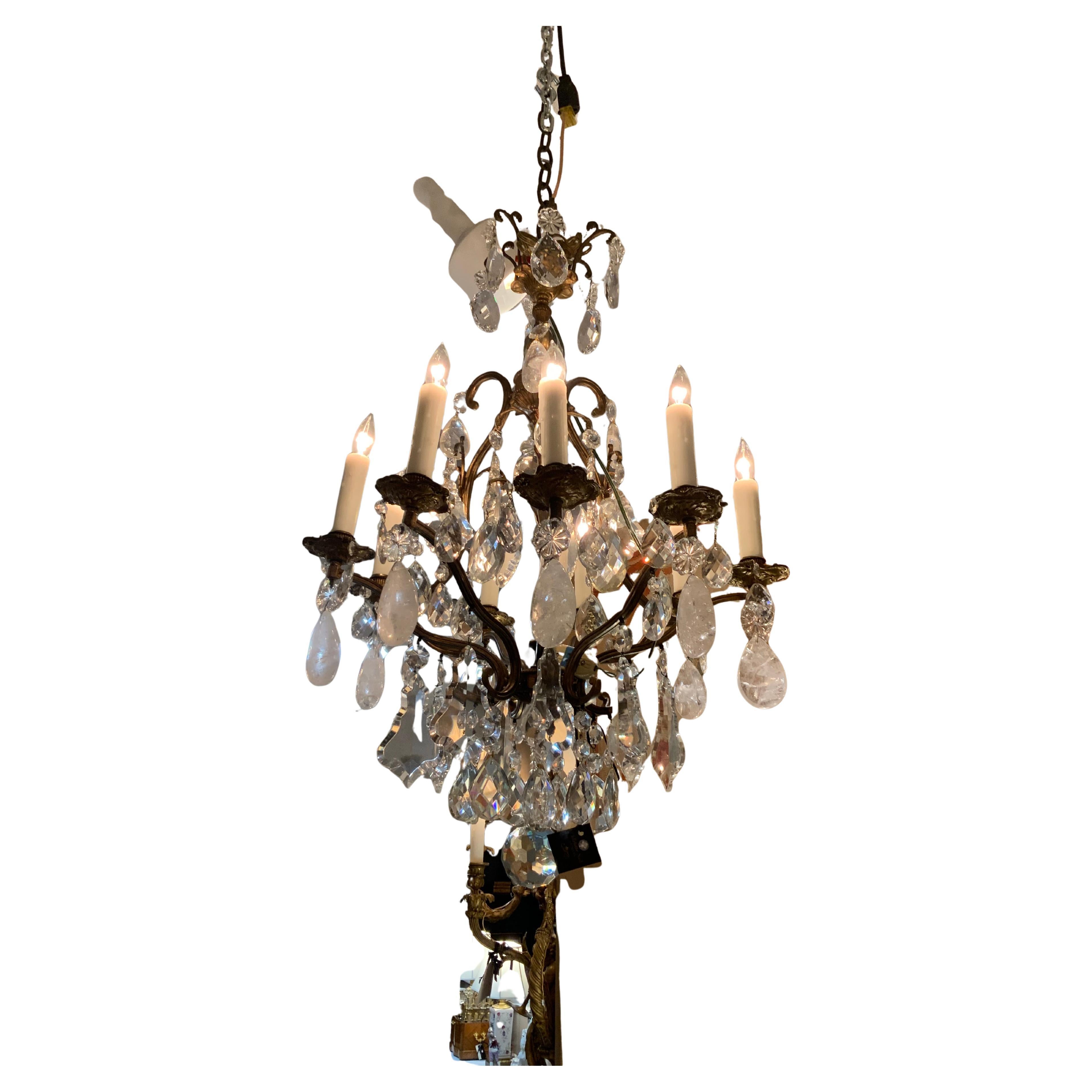 Antique French de bronce y cristal de roca con cristal transparente y 10 brazos en venta