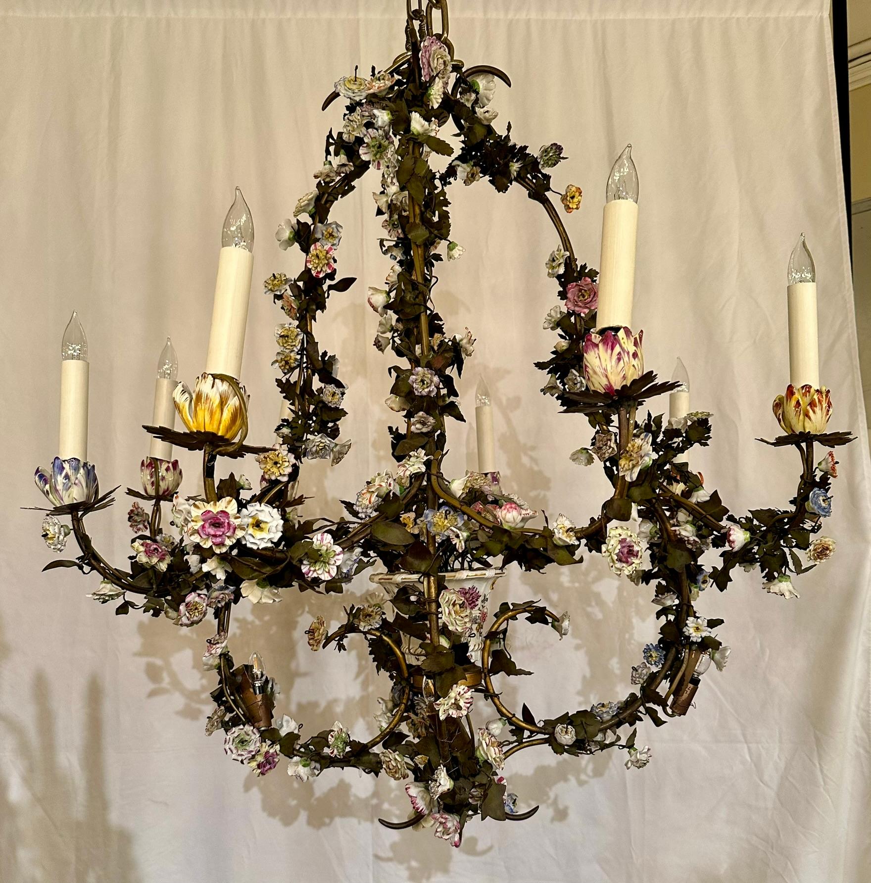 Antico lampadario francese in bronzo e tole con fiori in porcellana SAX, circa 1890.