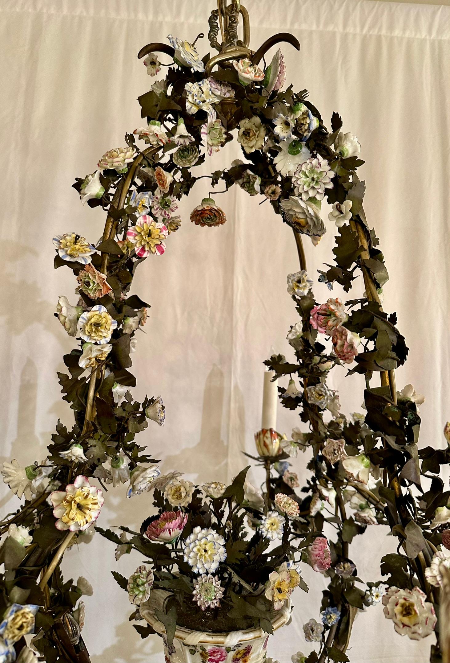 Antico lampadario francese in bronzo e tole con fiori di porcellana SAX Circa 1890 In condizioni buone in vendita a New Orleans, LA