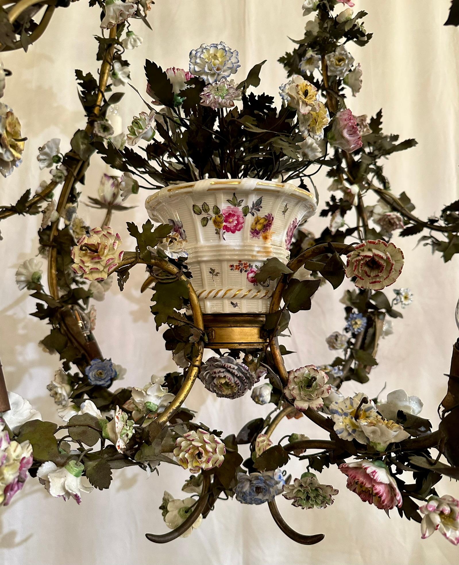 XIX secolo Antico lampadario francese in bronzo e tole con fiori di porcellana SAX Circa 1890 in vendita