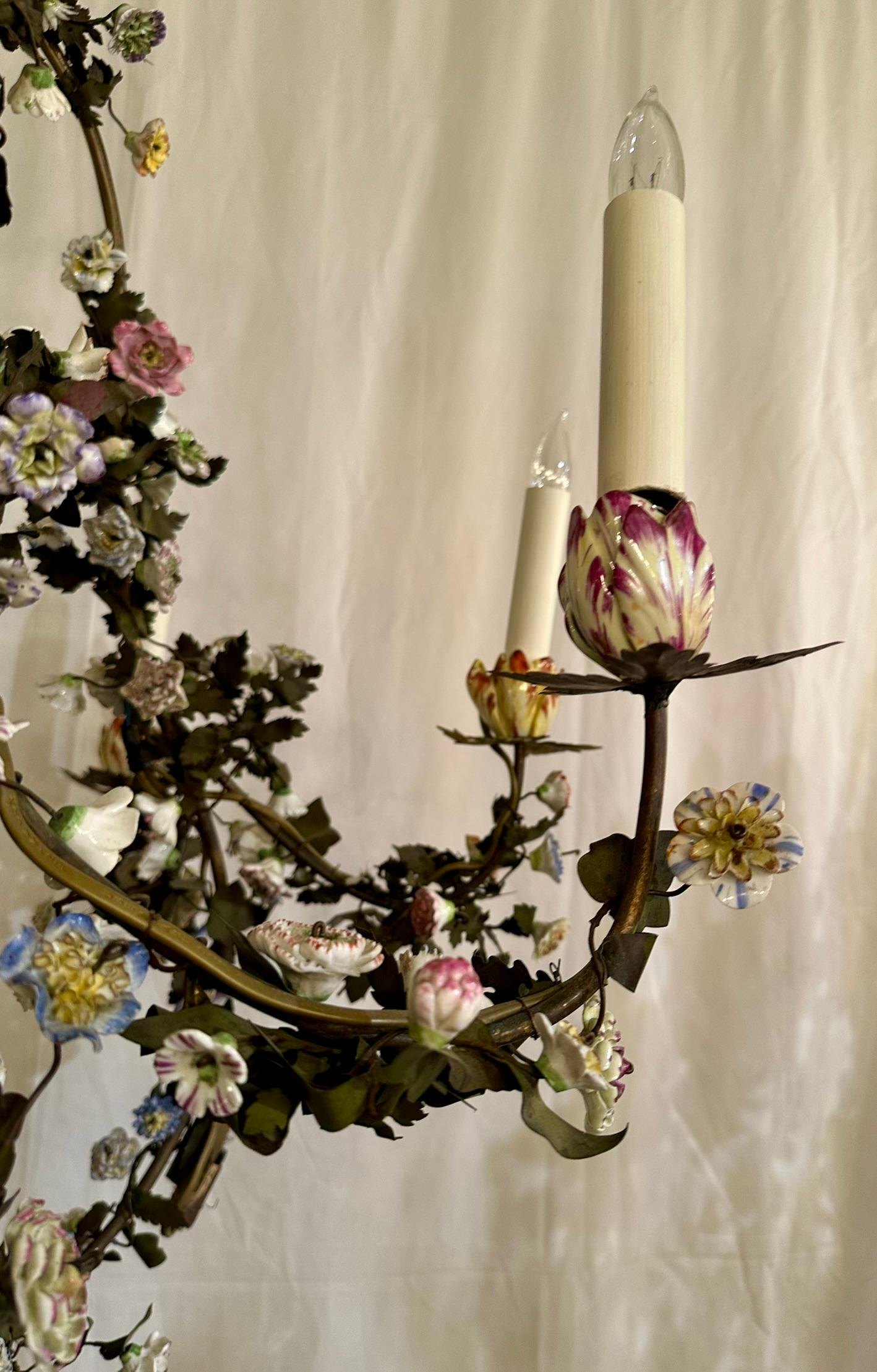 Bronzo Antico lampadario francese in bronzo e tole con fiori di porcellana SAX Circa 1890 in vendita