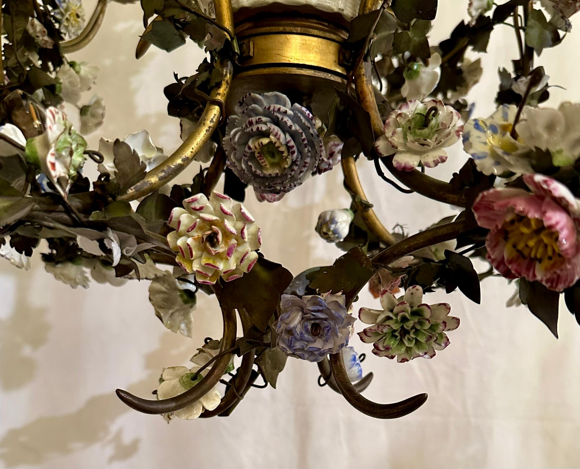 Antico lampadario francese in bronzo e tole con fiori di porcellana SAX Circa 1890 in vendita 1