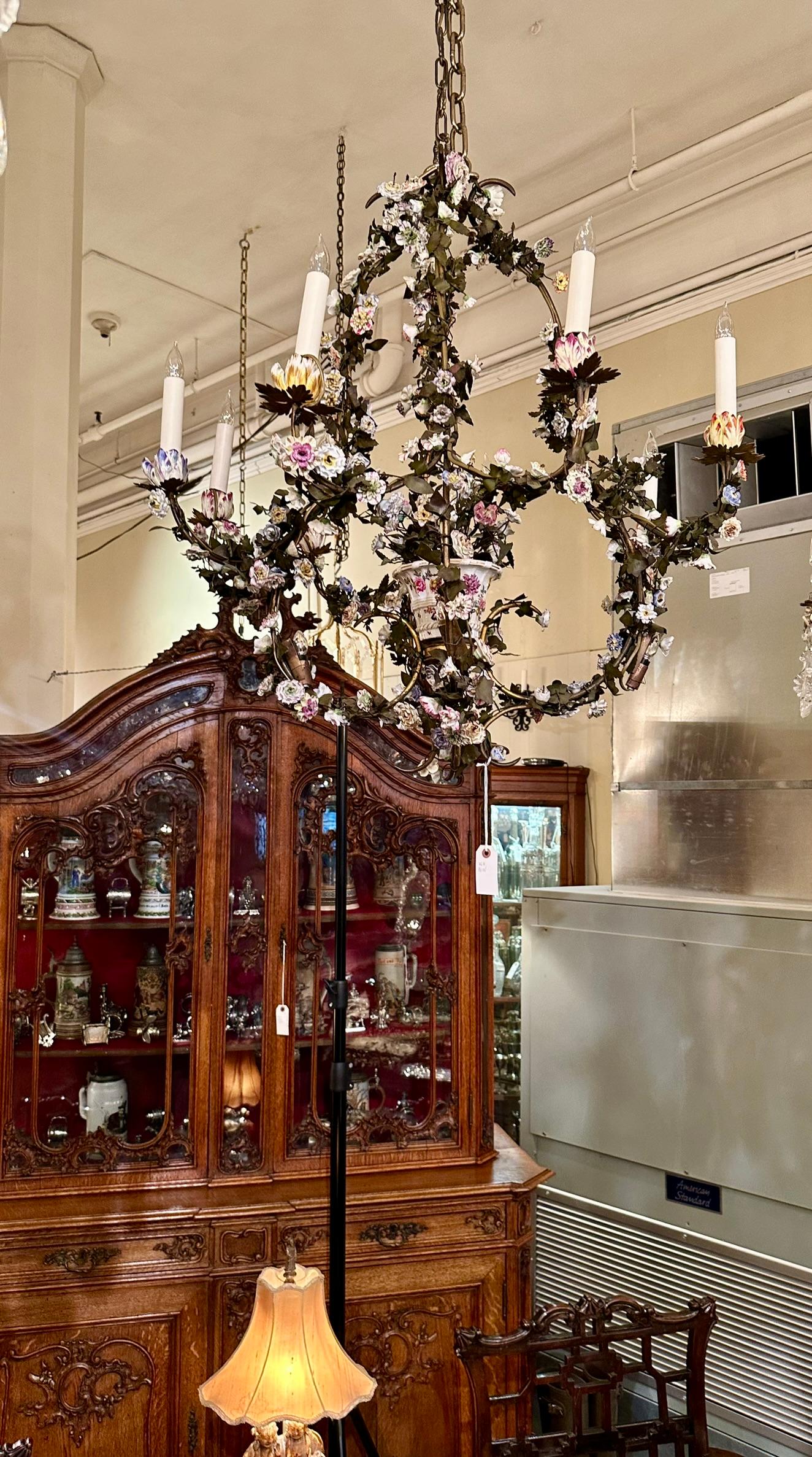 Antico lampadario francese in bronzo e tole con fiori di porcellana SAX Circa 1890 in vendita 2