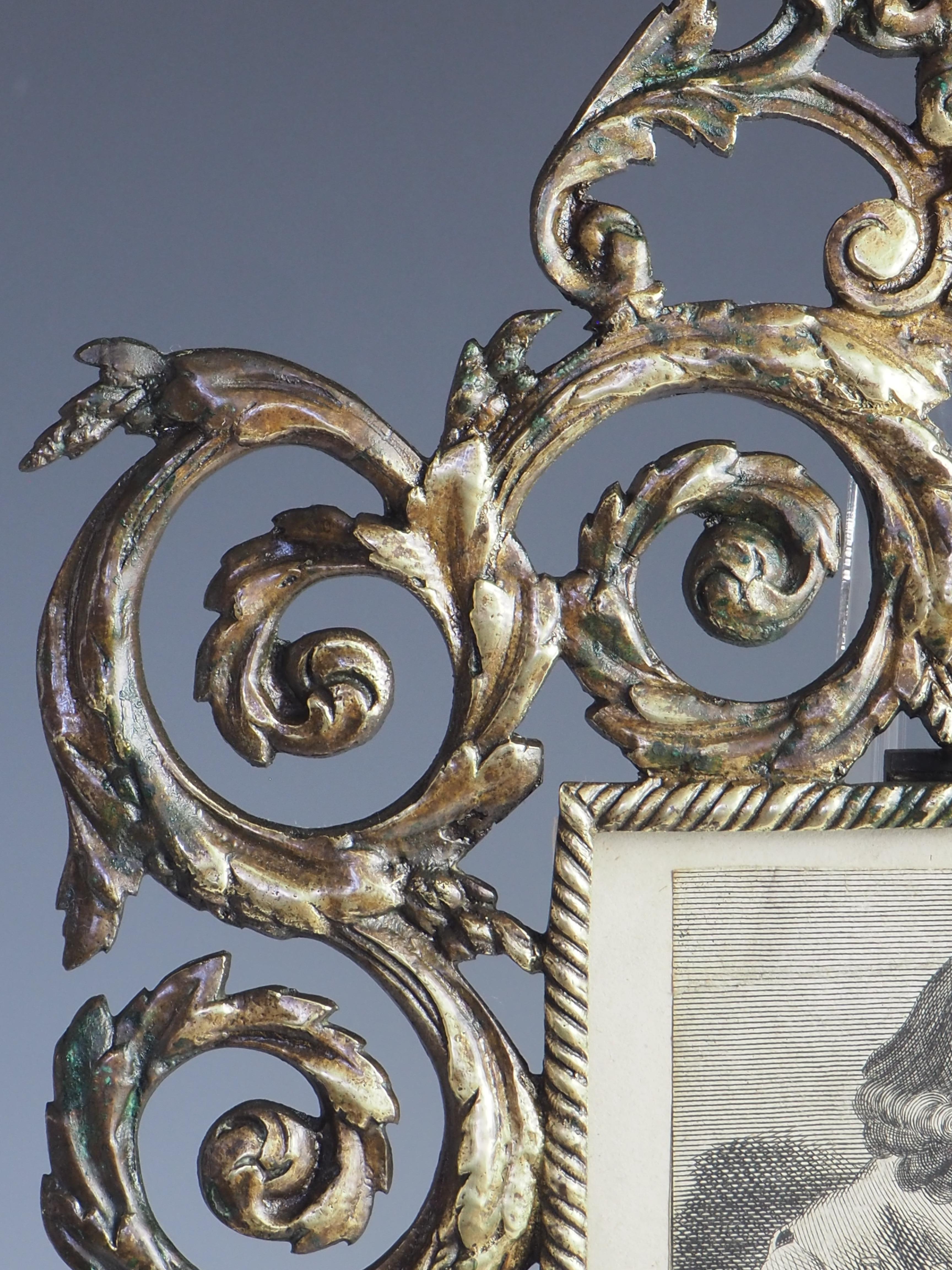 Cadre photo baroque français ancien en bronze (estampillé) en vente 3