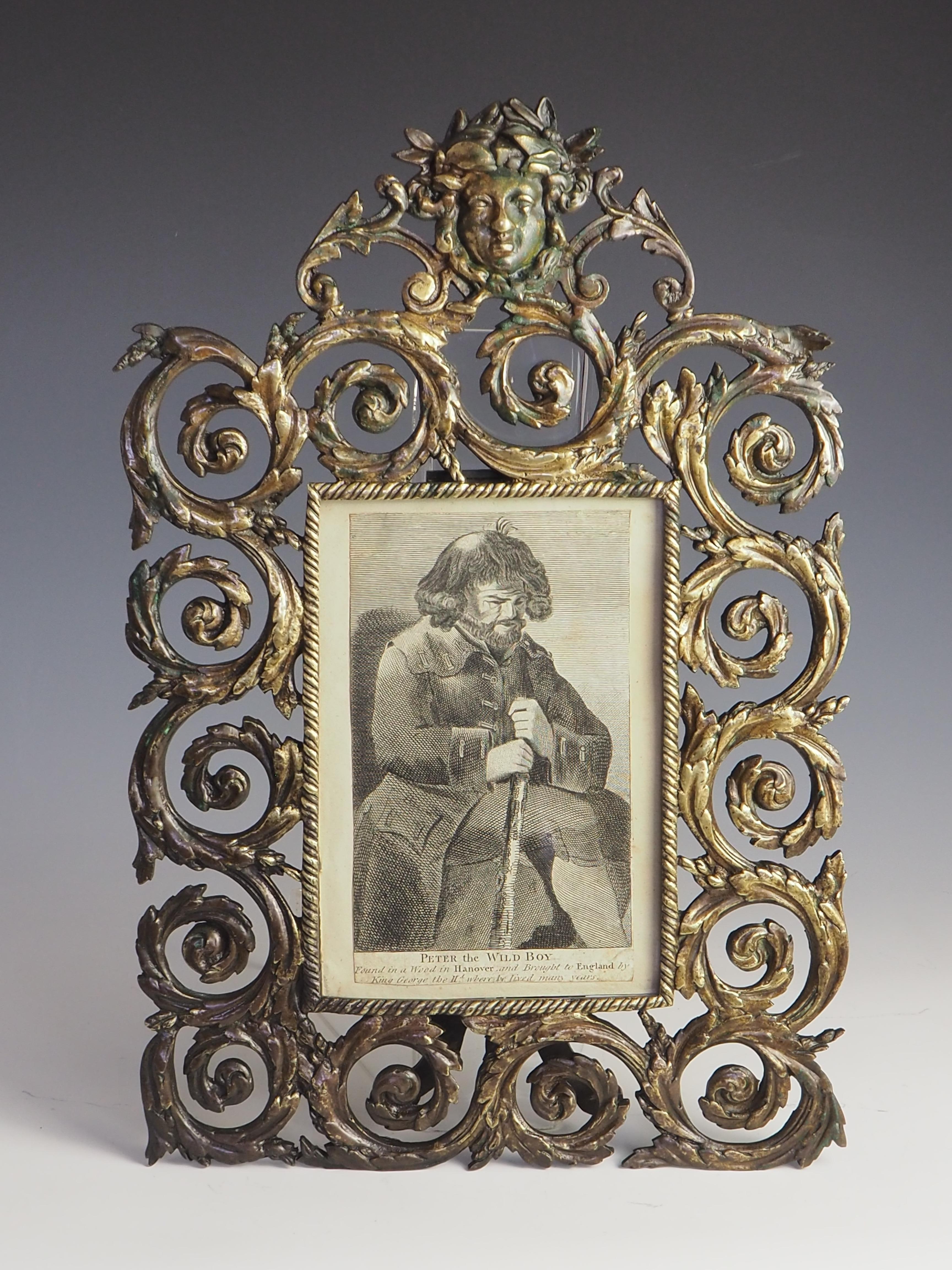Cadre photo baroque français ancien en bronze (estampillé) en vente 4