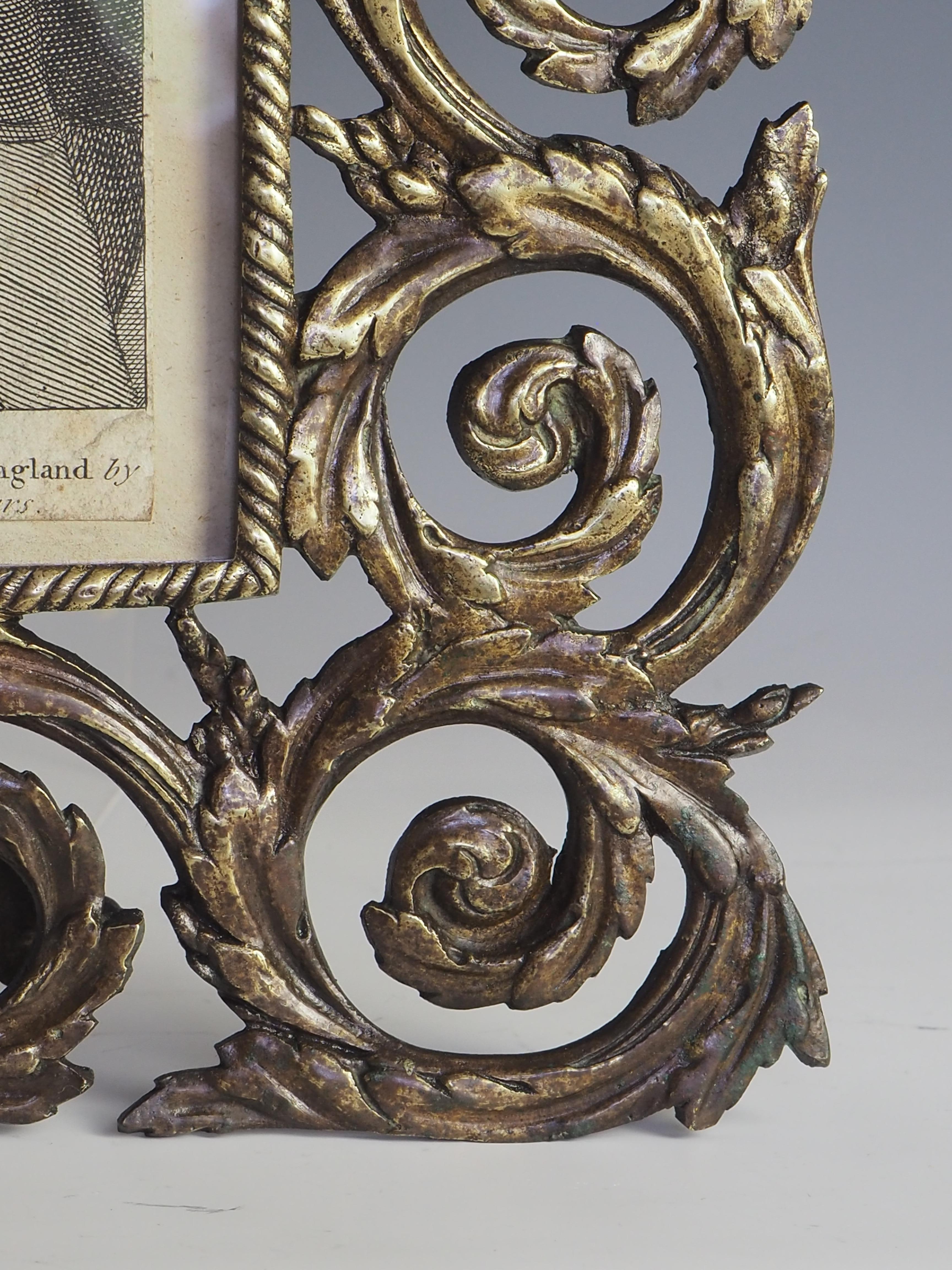 Cadre photo baroque français ancien en bronze (estampillé) en vente 7