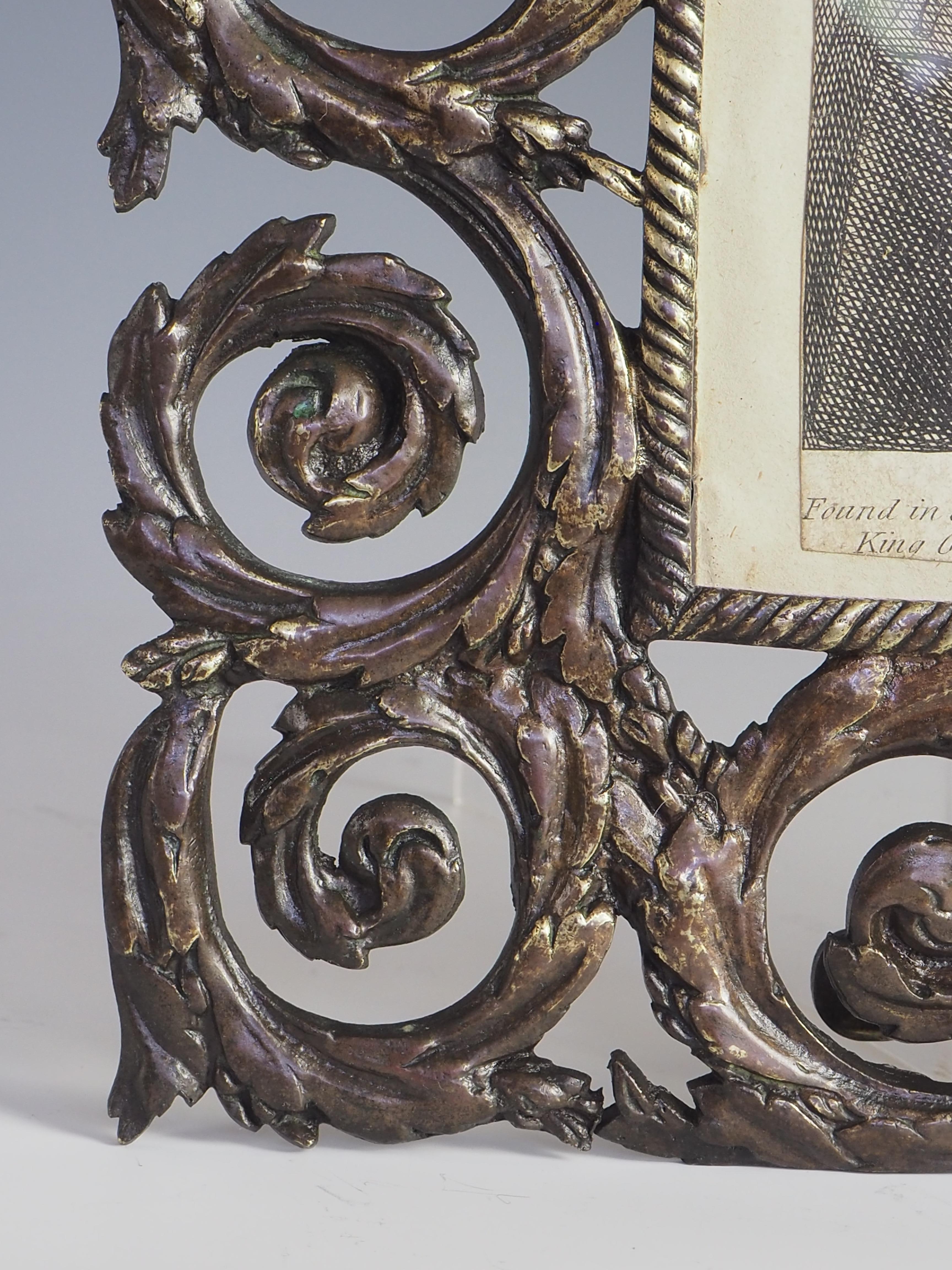 Cadre photo baroque français ancien en bronze (estampillé) en vente 8