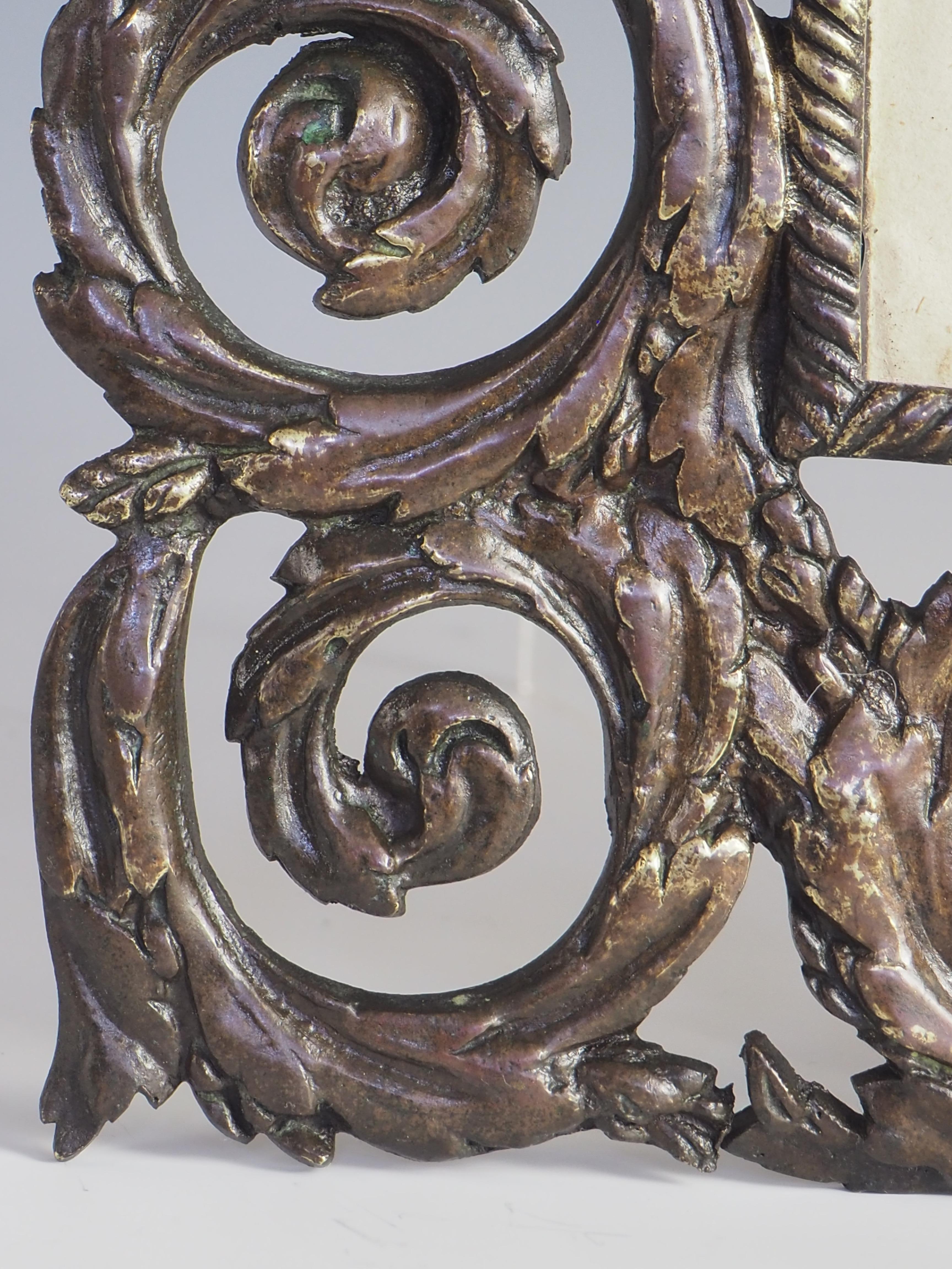Cadre photo baroque français ancien en bronze (estampillé) en vente 9
