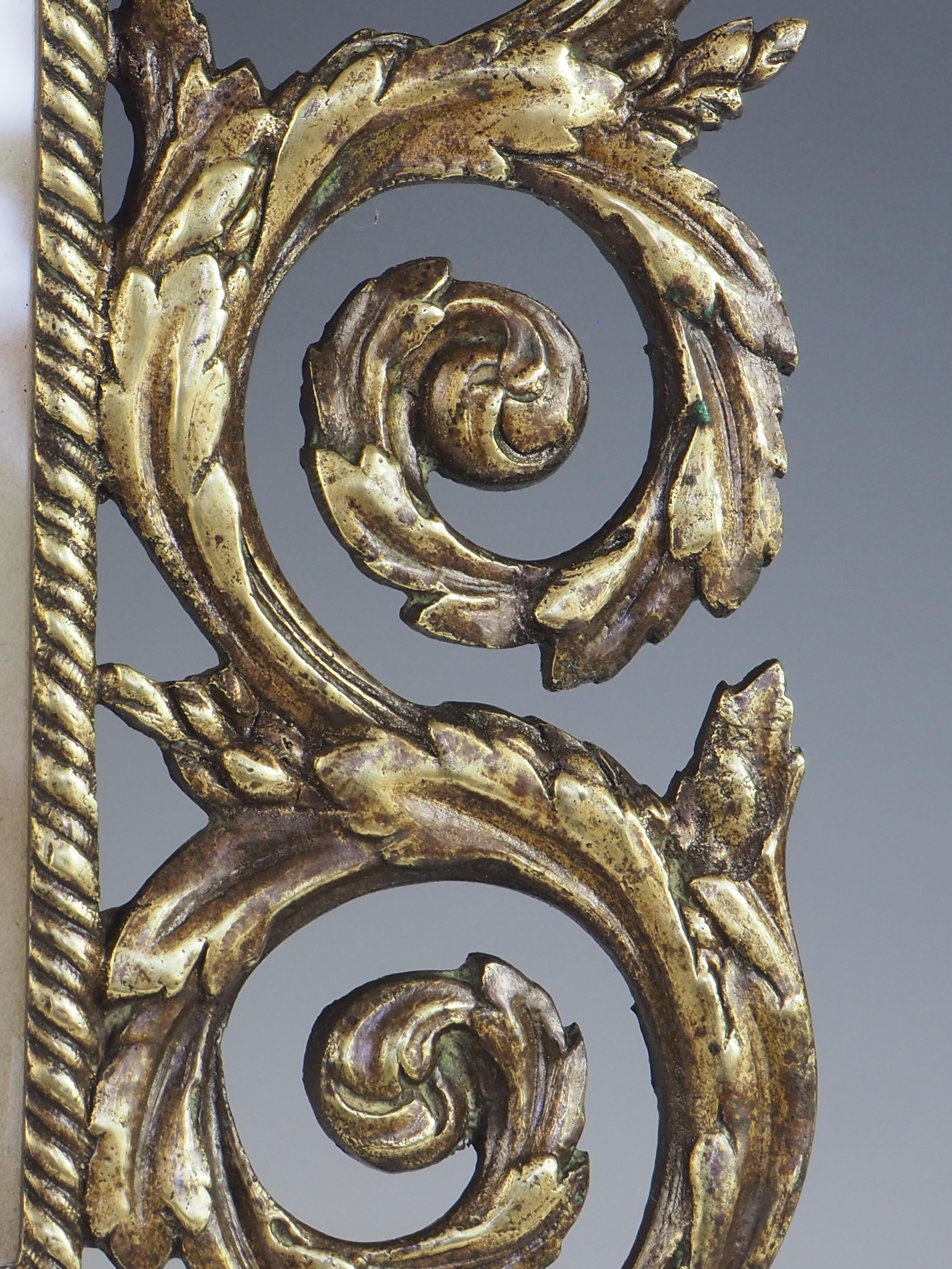 Cadre photo baroque français ancien en bronze (estampillé) en vente 10