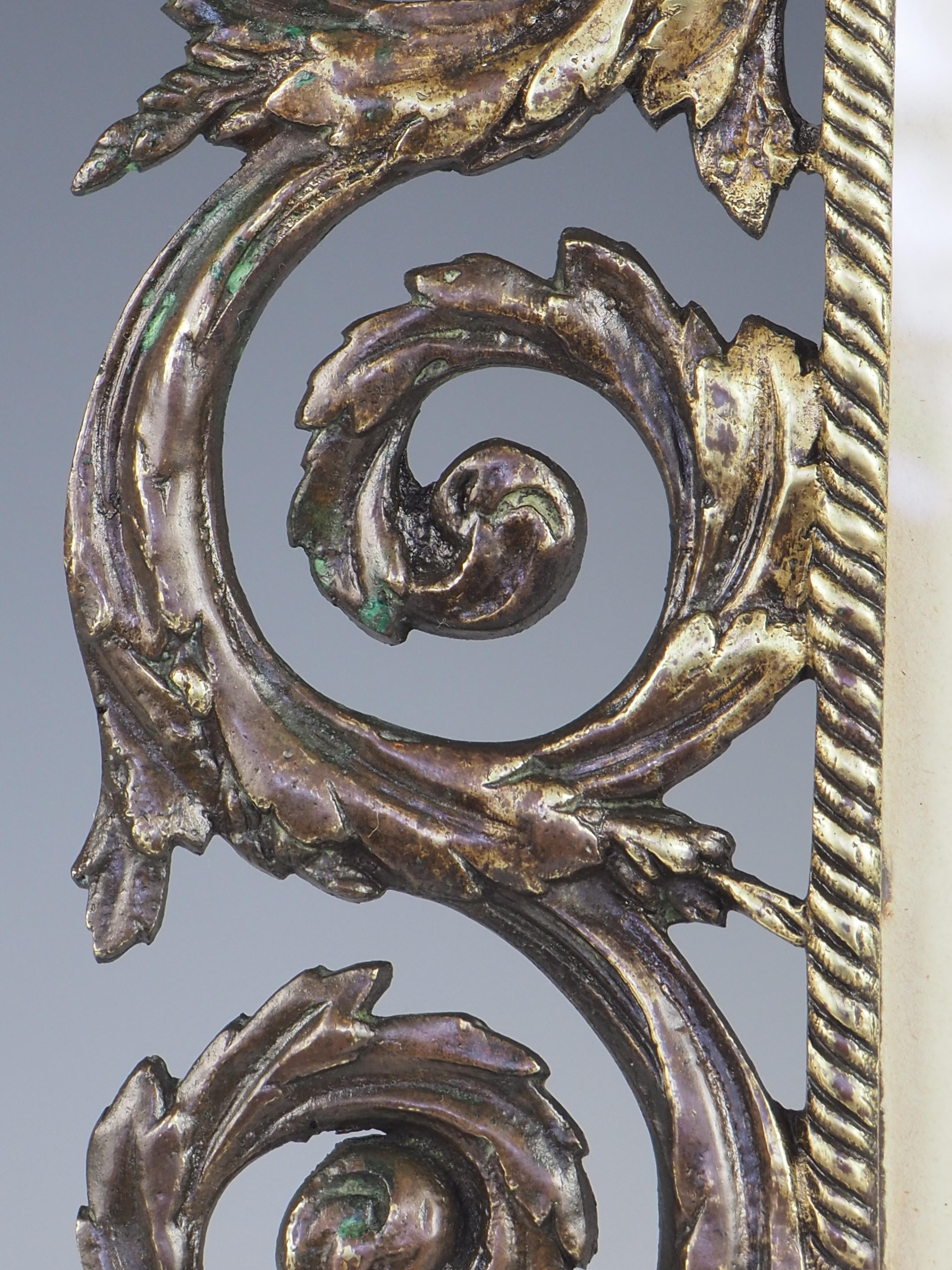 Cadre photo baroque français ancien en bronze (estampillé) en vente 11