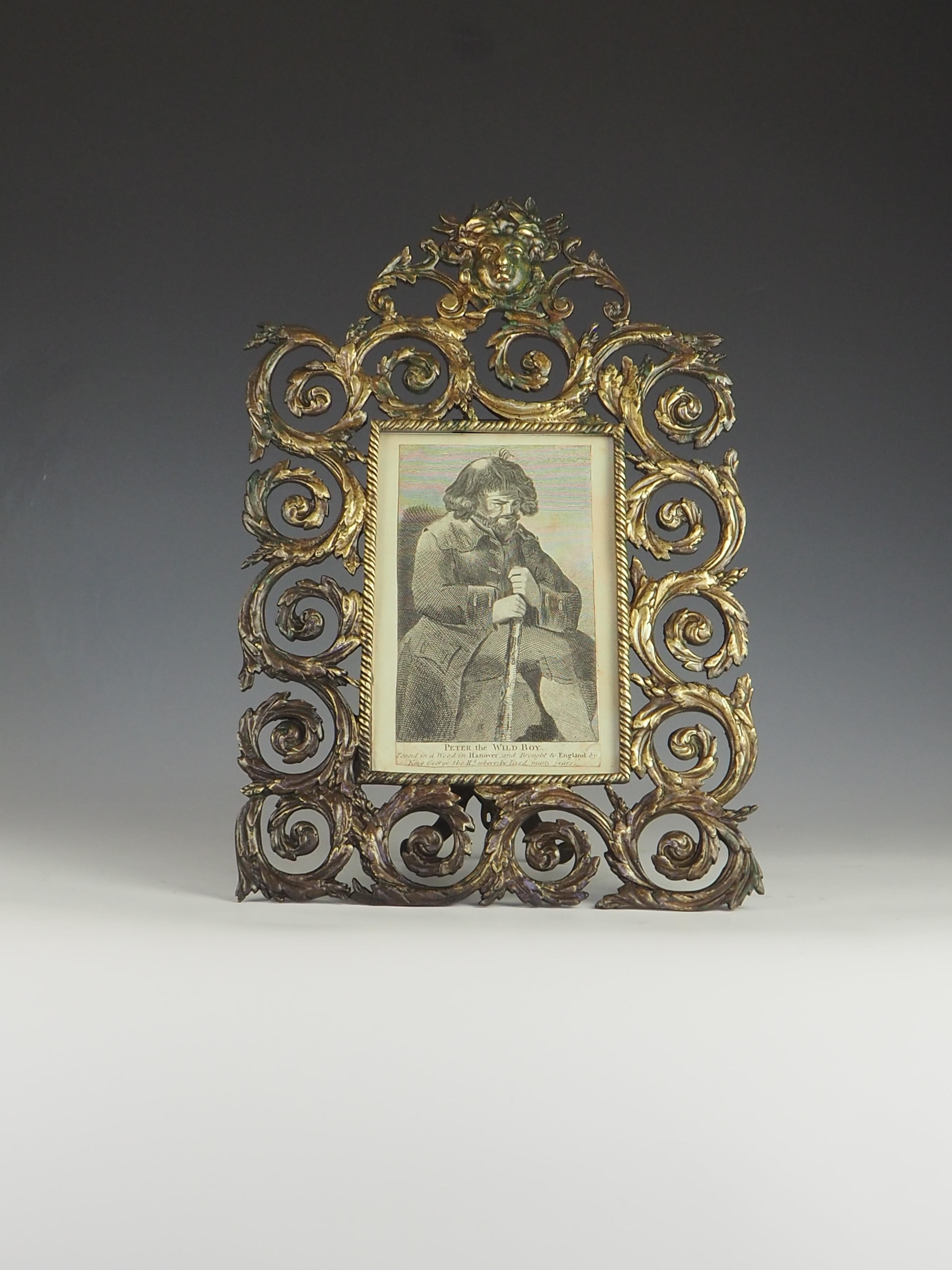 Le cadre photo baroque en bronze français ancien est un exemple étonnant de l'artisanat d'une époque révolue, conçu pour mettre en valeur toute photographie ou œuvre d'art qui vous est chère.

Le cadre présente des volutes complexes et des motifs