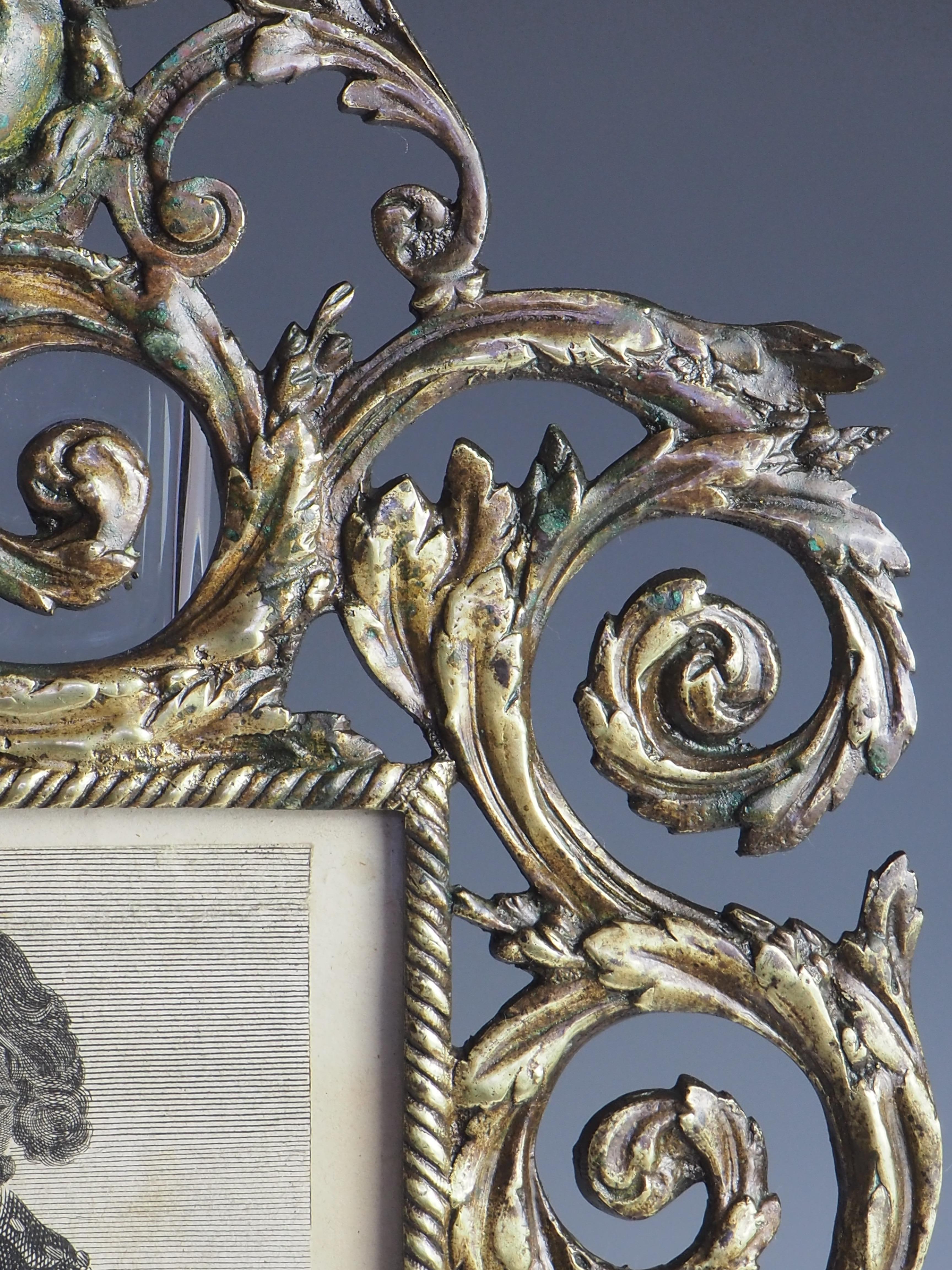 Cadre photo baroque français ancien en bronze (estampillé) en vente 2