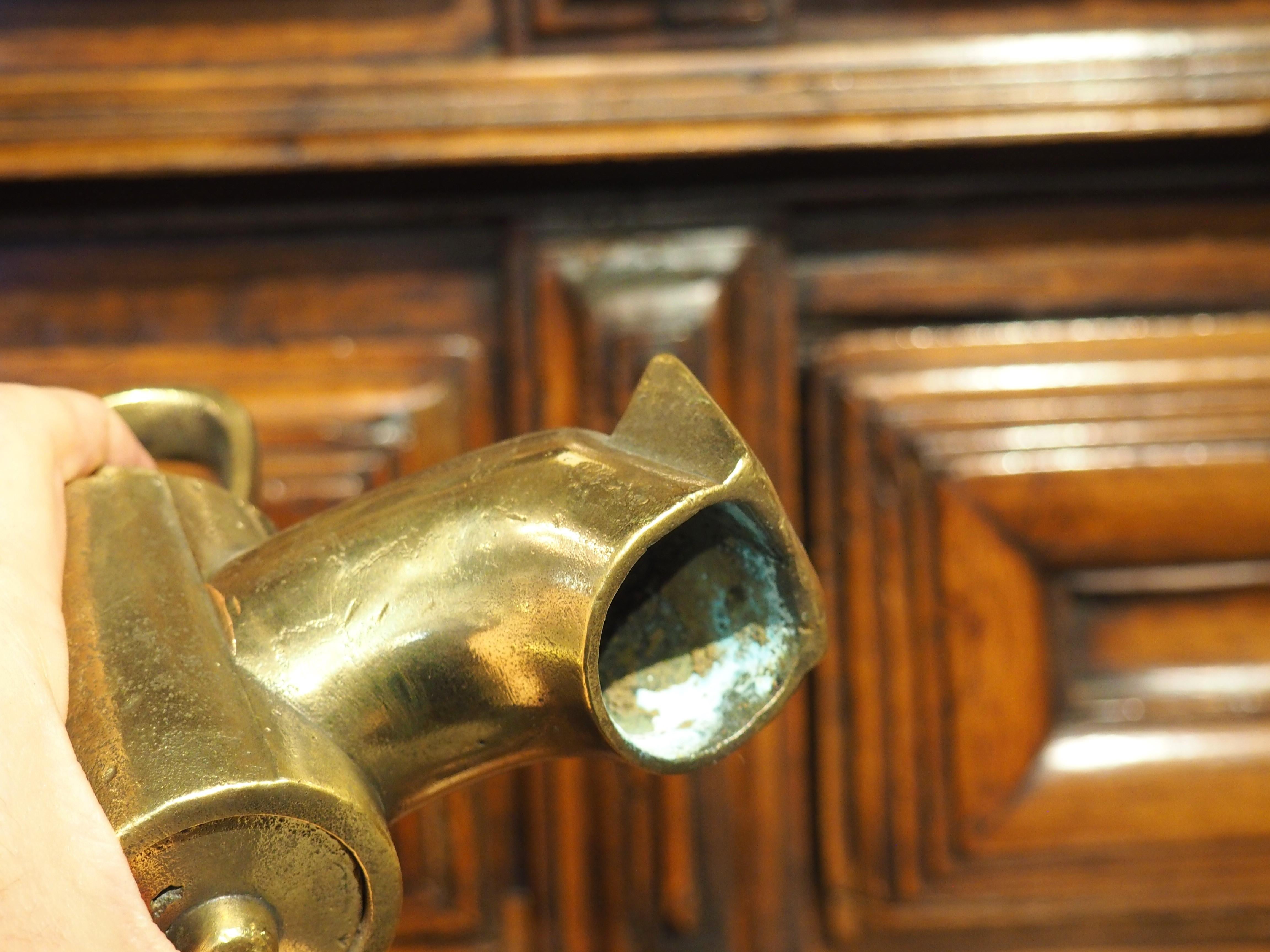 Ursprünglich ein Zapfhahn für ein französisches Weinfass, hat dieser Bronzeauslauf ein durchbrochenes Zwei-Finger-Drehventil, das an eine Krone erinnert. Die Tülle, die aus der Zeit um 1800 stammt, ist außerdem mit einer eckigen Kerbe am Ende des